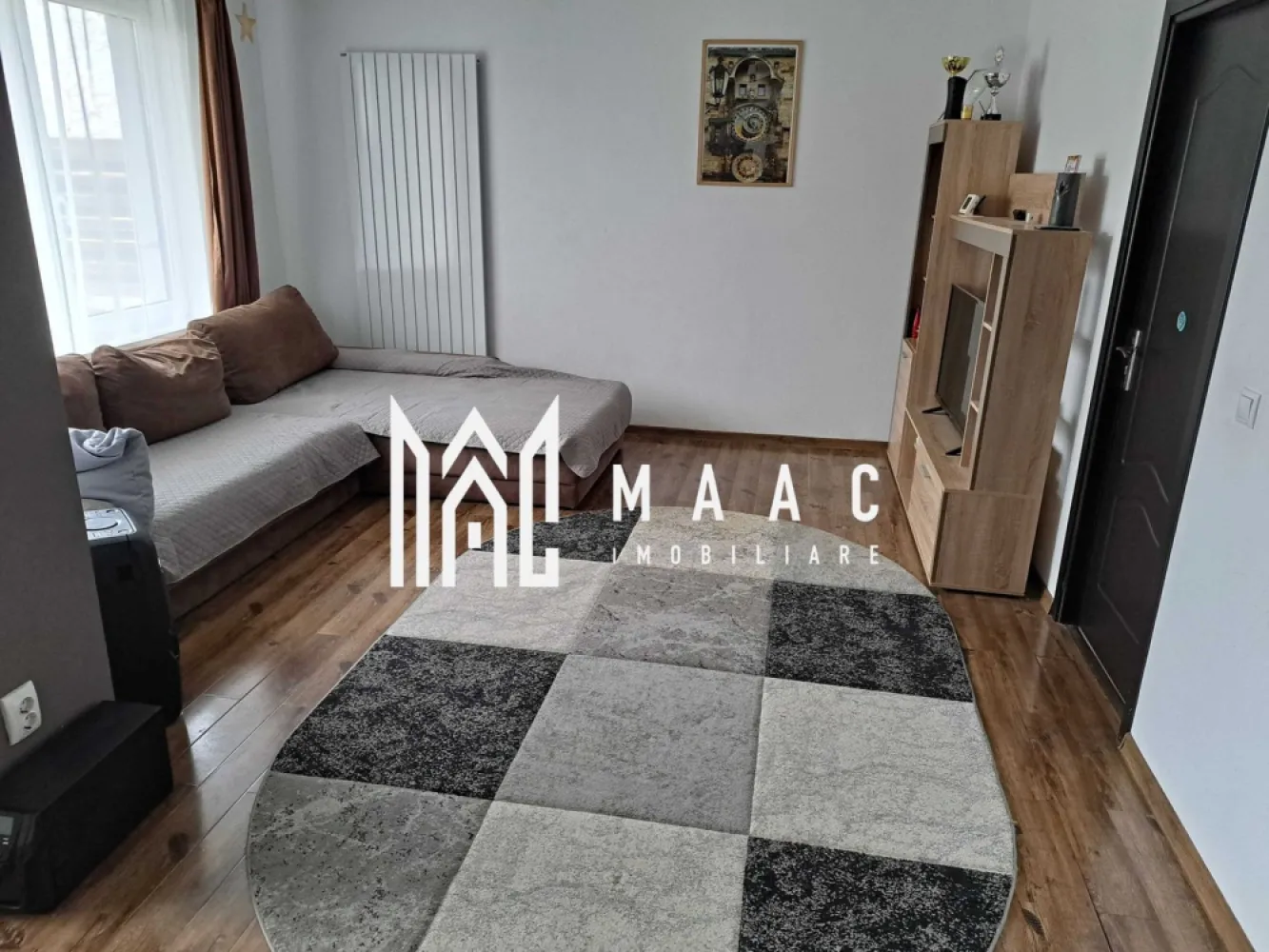 Casă tip cvadruplex | 3 camere | Zăvoi | Curte generoasă 220 mp - MAAC Imobiliare vă propune spre vânzare o casă tip quadruplex, situată într-un cartier liniștit de familii tinere din Zăvoi, ideală pentru cei care caută confort, funcționalitate și spațiu exterior generos. Detalii proprietate Regim de înălțime: P + 1 Etaj Suprafață utilă: 80, mp Camere: 3 Dormitoare: 2 Băi: 2 (câte una pe fiecare nivel) Balcon: 5 mp (etaj) Curte: 220 mp Compartimentare Parter: Living Bucătărie închisă Hol Baie Etaj: Hol Baie cu cadă 2 dormitoare Debara Balcon de 5 mp Construcție & utilități Structură din cărămida Centrală proprie Încălzire cu calorifere Compartimentare practică și eficientă Curte & anexe Curtea are o suprafață totală de 220 mp, din care 200 mp teren liber, și cuprinde: Foișor amenajat – 3 m x 6 m Bucătărie de vară – 12 mp (cu apă potabilă) Căsuță de depozitare – 6 mp Toate anexele beneficiază de curent electric, conectat la tablou separat Avantaje Cartier liniștit, ideal pentru familie Spațiu exterior bine organizat Multiple anexe utile Curte mare, cu posibilități variate de amenajare Locație: Zăvoi — zonă rezidențială apreciată, cu acces facil către oraș. 📞 Contactează-ne pentru mai multe detalii sau pentru a programa o vizionare, menționează CP2816401! }}