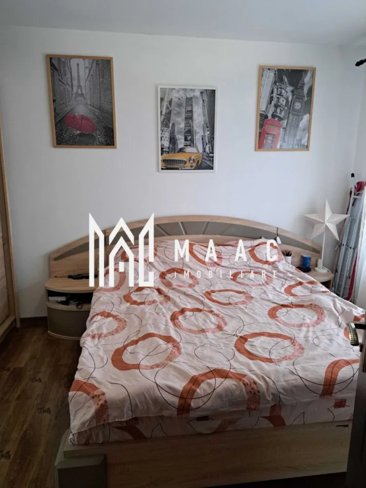 Casă tip cvadruplex | 3 camere | Zăvoi | Curte generoasă 220 mp - MAAC Imobiliare vă propune spre vânzare o casă tip quadruplex, situată într-un cartier liniștit de familii tinere din Zăvoi, ideală pentru cei care caută confort, funcționalitate și spațiu exterior generos. Detalii proprietate Regim de înălțime: P + 1 Etaj Suprafață utilă: 80, mp Camere: 3 Dormitoare: 2 Băi: 2 (câte una pe fiecare nivel) Balcon: 5 mp (etaj) Curte: 220 mp Compartimentare Parter: Living Bucătărie închisă Hol Baie Etaj: Hol Baie cu cadă 2 dormitoare Debara Balcon de 5 mp Construcție & utilități Structură din cărămida Centrală proprie Încălzire cu calorifere Compartimentare practică și eficientă Curte & anexe Curtea are o suprafață totală de 220 mp, din care 200 mp teren liber, și cuprinde: Foișor amenajat – 3 m x 6 m Bucătărie de vară – 12 mp (cu apă potabilă) Căsuță de depozitare – 6 mp Toate anexele beneficiază de curent electric, conectat la tablou separat Avantaje Cartier liniștit, ideal pentru familie Spațiu exterior bine organizat Multiple anexe utile Curte mare, cu posibilități variate de amenajare Locație: Zăvoi — zonă rezidențială apreciată, cu acces facil către oraș. 📞 Contactează-ne pentru mai multe detalii sau pentru a programa o vizionare, menționează CP2816401! }}