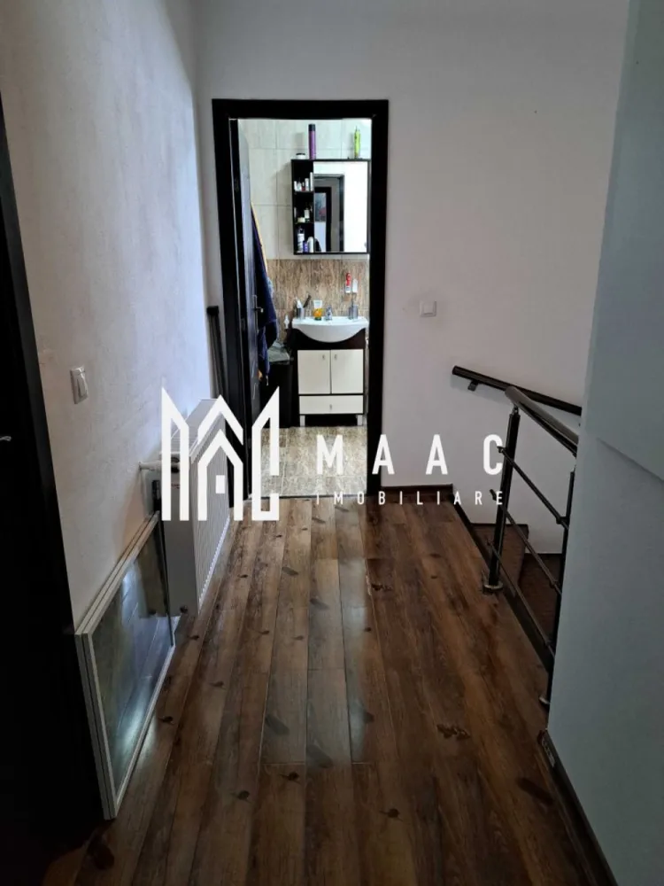 Casă tip cvadruplex | 3 camere | Zăvoi | Curte generoasă 220 mp - MAAC Imobiliare vă propune spre vânzare o casă tip quadruplex, situată într-un cartier liniștit de familii tinere din Zăvoi, ideală pentru cei care caută confort, funcționalitate și spațiu exterior generos. Detalii proprietate Regim de înălțime: P + 1 Etaj Suprafață utilă: 80, mp Camere: 3 Dormitoare: 2 Băi: 2 (câte una pe fiecare nivel) Balcon: 5 mp (etaj) Curte: 220 mp Compartimentare Parter: Living Bucătărie închisă Hol Baie Etaj: Hol Baie cu cadă 2 dormitoare Debara Balcon de 5 mp Construcție & utilități Structură din cărămida Centrală proprie Încălzire cu calorifere Compartimentare practică și eficientă Curte & anexe Curtea are o suprafață totală de 220 mp, din care 200 mp teren liber, și cuprinde: Foișor amenajat – 3 m x 6 m Bucătărie de vară – 12 mp (cu apă potabilă) Căsuță de depozitare – 6 mp Toate anexele beneficiază de curent electric, conectat la tablou separat Avantaje Cartier liniștit, ideal pentru familie Spațiu exterior bine organizat Multiple anexe utile Curte mare, cu posibilități variate de amenajare Locație: Zăvoi — zonă rezidențială apreciată, cu acces facil către oraș. 📞 Contactează-ne pentru mai multe detalii sau pentru a programa o vizionare, menționează CP2816401! }}