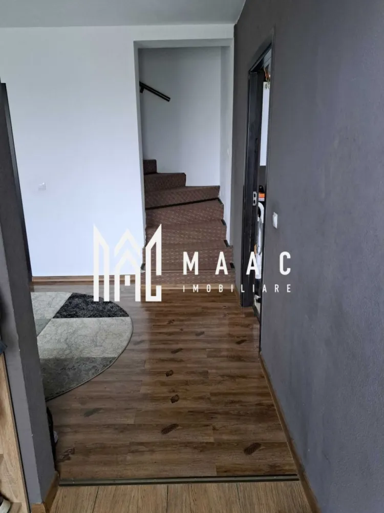 Casă tip cvadruplex | 3 camere | Zăvoi | Curte generoasă 220 mp - MAAC Imobiliare vă propune spre vânzare o casă tip quadruplex, situată într-un cartier liniștit de familii tinere din Zăvoi, ideală pentru cei care caută confort, funcționalitate și spațiu exterior generos. Detalii proprietate Regim de înălțime: P + 1 Etaj Suprafață utilă: 80, mp Camere: 3 Dormitoare: 2 Băi: 2 (câte una pe fiecare nivel) Balcon: 5 mp (etaj) Curte: 220 mp Compartimentare Parter: Living Bucătărie închisă Hol Baie Etaj: Hol Baie cu cadă 2 dormitoare Debara Balcon de 5 mp Construcție & utilități Structură din cărămida Centrală proprie Încălzire cu calorifere Compartimentare practică și eficientă Curte & anexe Curtea are o suprafață totală de 220 mp, din care 200 mp teren liber, și cuprinde: Foișor amenajat – 3 m x 6 m Bucătărie de vară – 12 mp (cu apă potabilă) Căsuță de depozitare – 6 mp Toate anexele beneficiază de curent electric, conectat la tablou separat Avantaje Cartier liniștit, ideal pentru familie Spațiu exterior bine organizat Multiple anexe utile Curte mare, cu posibilități variate de amenajare Locație: Zăvoi — zonă rezidențială apreciată, cu acces facil către oraș. 📞 Contactează-ne pentru mai multe detalii sau pentru a programa o vizionare, menționează CP2816401! }}