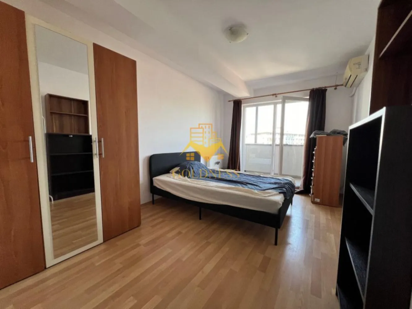 3 camere, Platinia, Zona Piezisa, USAMV, Umf, Motilor, Semicentral - GOLDNESS Imobiliare vă propune spre închiriere un apartament cu 3 camere complet mobilat și utilat, la etajul 7 într-un imobil de 7 etaje, în Zona Semicentrala, Calea Motilor . Se află în apropierea stațiilor de transport în comun, magazine, restaurante, spații verzi, farmacii, etc. Apartamentul este compartimentat astfel: - dormitor cu pat matrimonial, dressing, noptiere - dormitor cu pat matrimonial, dressing, noptiere - living cu o canapea extensibila - bucatarie complet utilată și mobilată, loc de servit masa - 2 bai, dintre care o baie cu cada si una cu cabina de dus, calorifer port prosop și dulap pentru depozitare. - terasa de 15 mp. Imobilul este dotat cu toate cele necesare- centrală proprie, frigider, aragaz, hotă, mașină de spălat haine, masina de spalat vase, 2 aparate de aer conditionat, etc. Dacă sunteți interesați de acest apartament și doriți să îl vizionați, dar și pentru alte oferte nu ezitați să ne contactați telefonic sau prin e-mail. Vă stăm la dispoziție! Pentru intermediere se percepe un comision de 50% din prețul chiriei! }}