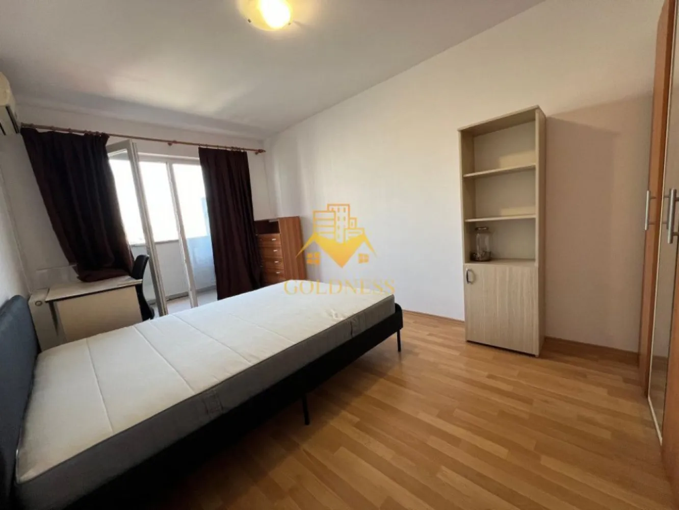 3 camere, Platinia, Zona Piezisa, USAMV, Umf, Motilor, Semicentral - GOLDNESS Imobiliare vă propune spre închiriere un apartament cu 3 camere complet mobilat și utilat, la etajul 7 într-un imobil de 7 etaje, în Zona Semicentrala, Calea Motilor . Se află în apropierea stațiilor de transport în comun, magazine, restaurante, spații verzi, farmacii, etc. Apartamentul este compartimentat astfel: - dormitor cu pat matrimonial, dressing, noptiere - dormitor cu pat matrimonial, dressing, noptiere - living cu o canapea extensibila - bucatarie complet utilată și mobilată, loc de servit masa - 2 bai, dintre care o baie cu cada si una cu cabina de dus, calorifer port prosop și dulap pentru depozitare. - terasa de 15 mp. Imobilul este dotat cu toate cele necesare- centrală proprie, frigider, aragaz, hotă, mașină de spălat haine, masina de spalat vase, 2 aparate de aer conditionat, etc. Dacă sunteți interesați de acest apartament și doriți să îl vizionați, dar și pentru alte oferte nu ezitați să ne contactați telefonic sau prin e-mail. Vă stăm la dispoziție! Pentru intermediere se percepe un comision de 50% din prețul chiriei! }}