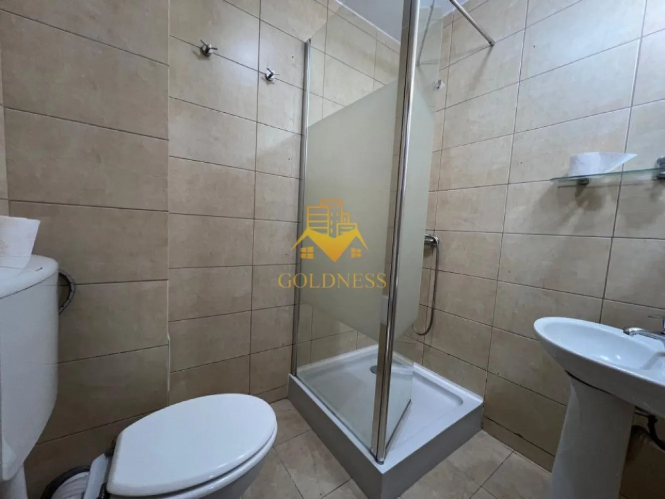 3 camere, Platinia, Zona Piezisa, USAMV, Umf, Motilor, Semicentral - GOLDNESS Imobiliare vă propune spre închiriere un apartament cu 3 camere complet mobilat și utilat, la etajul 7 într-un imobil de 7 etaje, în Zona Semicentrala, Calea Motilor . Se află în apropierea stațiilor de transport în comun, magazine, restaurante, spații verzi, farmacii, etc. Apartamentul este compartimentat astfel: - dormitor cu pat matrimonial, dressing, noptiere - dormitor cu pat matrimonial, dressing, noptiere - living cu o canapea extensibila - bucatarie complet utilată și mobilată, loc de servit masa - 2 bai, dintre care o baie cu cada si una cu cabina de dus, calorifer port prosop și dulap pentru depozitare. - terasa de 15 mp. Imobilul este dotat cu toate cele necesare- centrală proprie, frigider, aragaz, hotă, mașină de spălat haine, masina de spalat vase, 2 aparate de aer conditionat, etc. Dacă sunteți interesați de acest apartament și doriți să îl vizionați, dar și pentru alte oferte nu ezitați să ne contactați telefonic sau prin e-mail. Vă stăm la dispoziție! Pentru intermediere se percepe un comision de 50% din prețul chiriei! }}