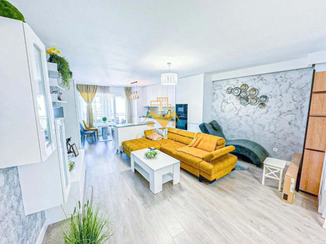 3 camere, modern, semicentral, Scala Center, zona Bosch, NTT Data - GOLDNESS Imobiliare vă propune spre închiriere un apartament cu 3 camere complet mobilat și utilat, la etajul 6 într-un imobil de 7 etaje, în zona Semicentrala. Apartamentul este compartimentat astfel: - dormitor cu pat matrimonial, noptiere - dormitor cu canapea extensibila, dressing - living cu bucatarie open-space complet utilată, canapea extensibla, loc de servit masa, dressing - baie cu cabina de dus, calorifer port prosop inox și dulap pentru depozitare. - terasa de 9 mp Imobilul este dotat cu toate cele necesare- centrală proprie, mașină de spălat haine, masina de spalat vase, frigider, plită electrică, hotă, TV, etc. Se află în apropierea stațiilor de transport în comun, magazine, restaurante, spații verzi, farmacii, etc. Apartamentul dispune de loc de parcare subterana ! Dacă sunteți interesați de acest apartament și doriți să îl vizionați, dar și pentru alte oferte sau detalii nu ezitați să ne contactați telefonic sau prin e-mail - goldnessimobiliare@gmail.com. Vă stăm la dispoziție! Pentru intermediere se percepe un comision de 50% din prețul chiriei! }}