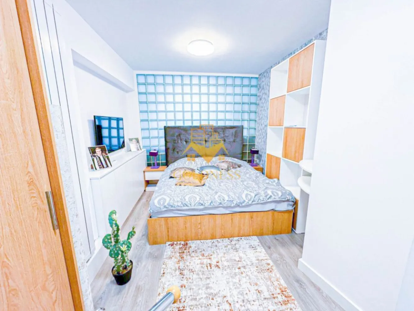 3 camere, modern, semicentral, Scala Center, zona Bosch, NTT Data - GOLDNESS Imobiliare vă propune spre închiriere un apartament cu 3 camere complet mobilat și utilat, la etajul 6 într-un imobil de 7 etaje, în zona Semicentrala. Apartamentul este compartimentat astfel: - dormitor cu pat matrimonial, noptiere - dormitor cu canapea extensibila, dressing - living cu bucatarie open-space complet utilată, canapea extensibla, loc de servit masa, dressing - baie cu cabina de dus, calorifer port prosop inox și dulap pentru depozitare. - terasa de 9 mp Imobilul este dotat cu toate cele necesare- centrală proprie, mașină de spălat haine, masina de spalat vase, frigider, plită electrică, hotă, TV, etc. Se află în apropierea stațiilor de transport în comun, magazine, restaurante, spații verzi, farmacii, etc. Apartamentul dispune de loc de parcare subterana ! Dacă sunteți interesați de acest apartament și doriți să îl vizionați, dar și pentru alte oferte sau detalii nu ezitați să ne contactați telefonic sau prin e-mail - goldnessimobiliare@gmail.com. Vă stăm la dispoziție! Pentru intermediere se percepe un comision de 50% din prețul chiriei! }}