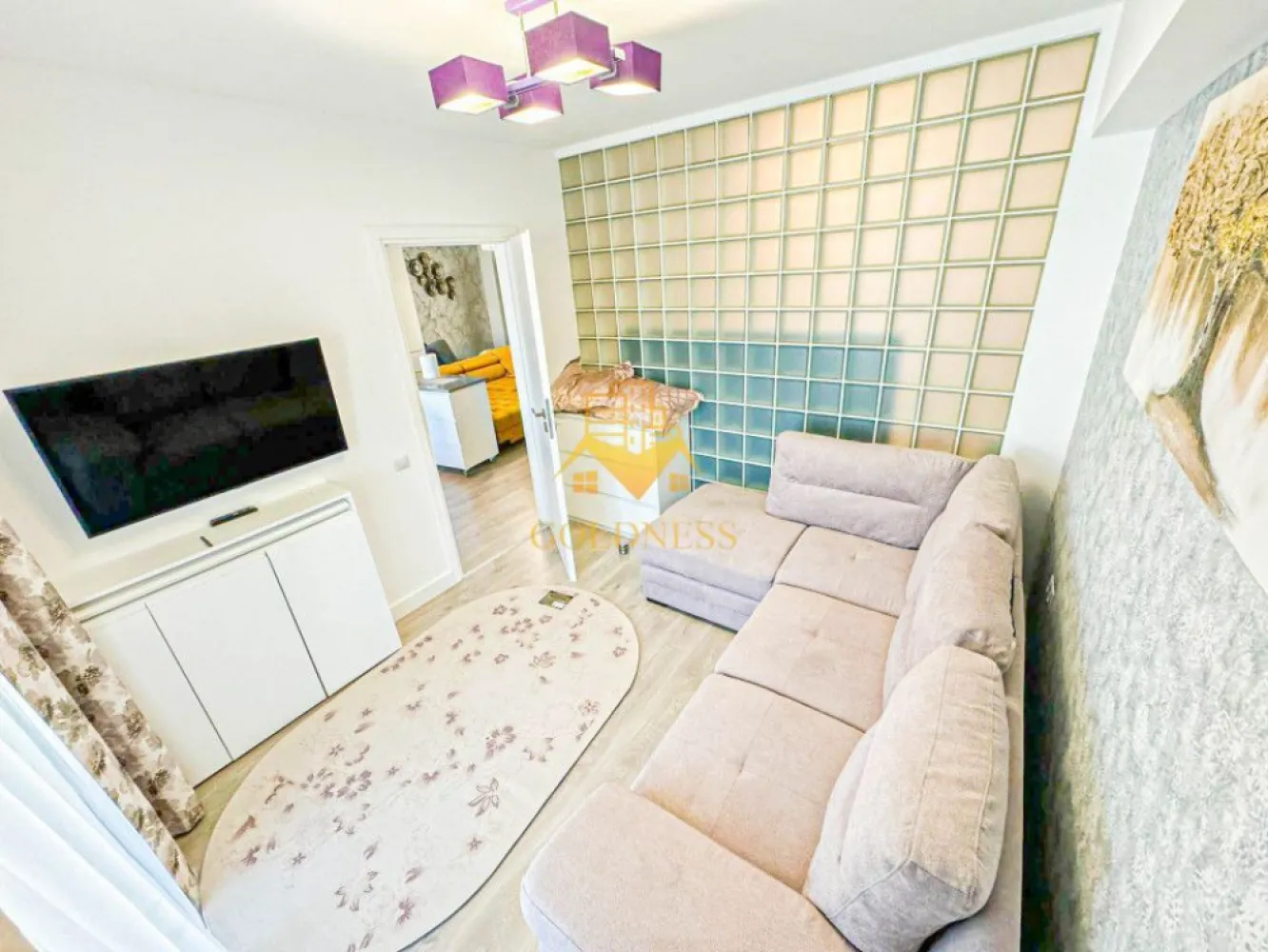 3 camere, modern, semicentral, Scala Center, zona Bosch, NTT Data - GOLDNESS Imobiliare vă propune spre închiriere un apartament cu 3 camere complet mobilat și utilat, la etajul 6 într-un imobil de 7 etaje, în zona Semicentrala. Apartamentul este compartimentat astfel: - dormitor cu pat matrimonial, noptiere - dormitor cu canapea extensibila, dressing - living cu bucatarie open-space complet utilată, canapea extensibla, loc de servit masa, dressing - baie cu cabina de dus, calorifer port prosop inox și dulap pentru depozitare. - terasa de 9 mp Imobilul este dotat cu toate cele necesare- centrală proprie, mașină de spălat haine, masina de spalat vase, frigider, plită electrică, hotă, TV, etc. Se află în apropierea stațiilor de transport în comun, magazine, restaurante, spații verzi, farmacii, etc. Apartamentul dispune de loc de parcare subterana ! Dacă sunteți interesați de acest apartament și doriți să îl vizionați, dar și pentru alte oferte sau detalii nu ezitați să ne contactați telefonic sau prin e-mail - goldnessimobiliare@gmail.com. Vă stăm la dispoziție! Pentru intermediere se percepe un comision de 50% din prețul chiriei! }}