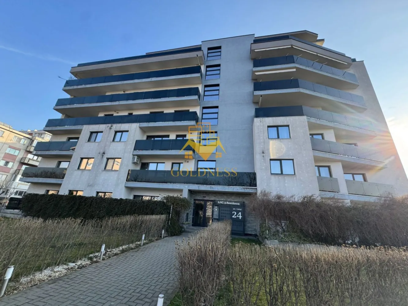 2 camere, modern, bloc nou, garaj, Intre Lacuri Zona Iulius Mall - GOLDNESS Imobiliare vă propune spre închiriere un apartament cu 2 camere complet mobilat și utilat, la etajul 2 într-un imobil de 5 etaje, în Cartierul Intre Lacuri. Dispune de loc de parcare subterana! Se află în apropierea stațiilor de transport în comun, magazine, restaurante, spații verzi, farmacii, etc. Apartamentul este compartimentat astfel: - dormitor cu pat matrimonial, dressing, noptiere - living cu bucatarie open space complet utilată și mobilată, canapea extensibilă, loc de servit masa - baie cu cabina de dus, calorifer port prosop și dulap pentru depozitare. - terasa de 12 mp. Imobilul este dotat cu toate cele necesare- centrală proprie, frigider, aragaz, hotă, mașină de spălat haine, etc. Dacă sunteți interesați de acest apartament și doriți să îl vizionați, dar și pentru alte oferte nu ezitați să ne contactați telefonic sau prin e-mail. Vă stăm la dispoziție! Pentru intermediere se percepe un comision de 50% din prețul chiriei! }}