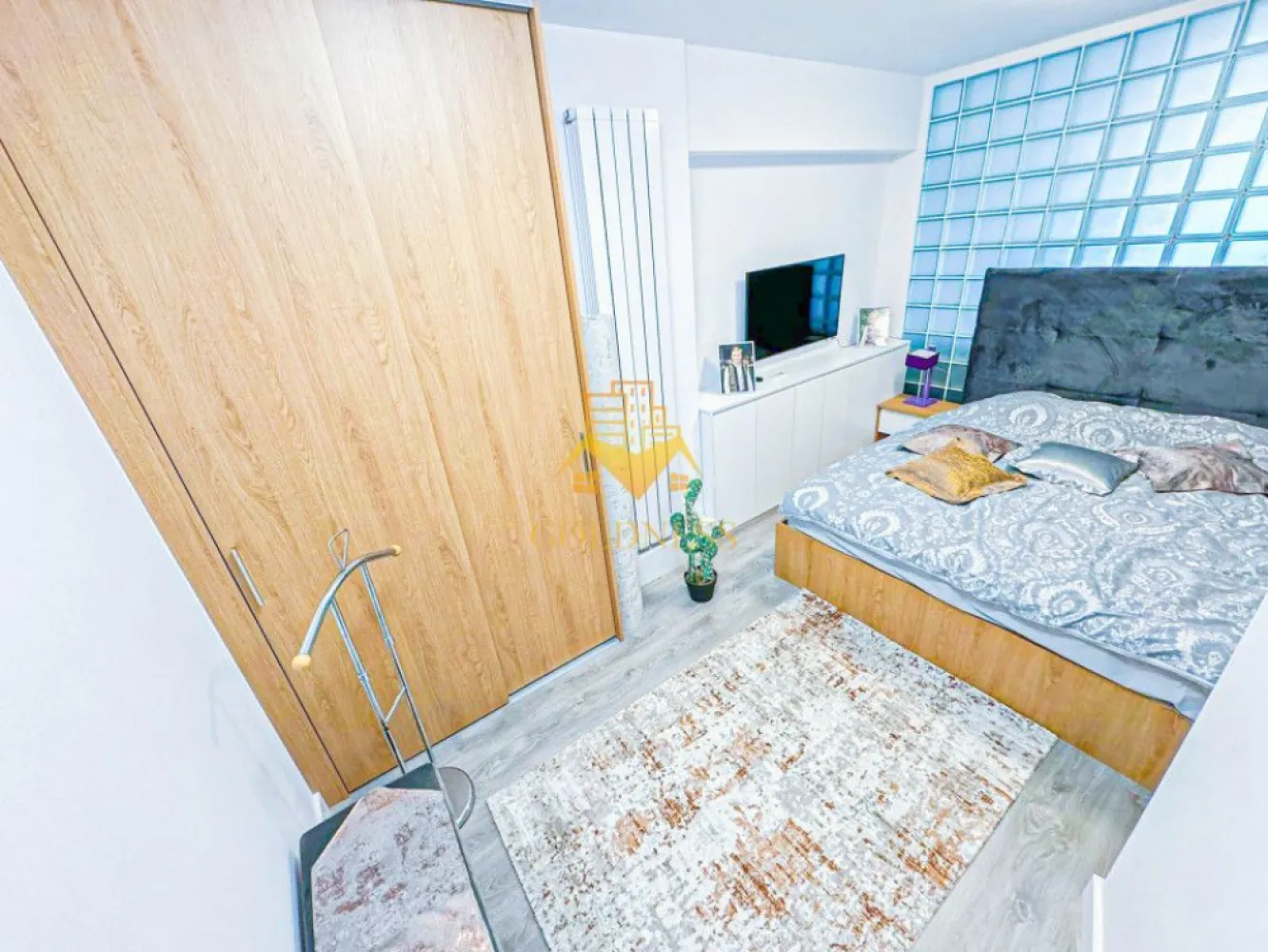 3 camere, modern, semicentral, Scala Center, zona Bosch, NTT Data - GOLDNESS Imobiliare vă propune spre închiriere un apartament cu 3 camere complet mobilat și utilat, la etajul 6 într-un imobil de 7 etaje, în zona Semicentrala. Apartamentul este compartimentat astfel: - dormitor cu pat matrimonial, noptiere - dormitor cu canapea extensibila, dressing - living cu bucatarie open-space complet utilată, canapea extensibla, loc de servit masa, dressing - baie cu cabina de dus, calorifer port prosop inox și dulap pentru depozitare. - terasa de 9 mp Imobilul este dotat cu toate cele necesare- centrală proprie, mașină de spălat haine, masina de spalat vase, frigider, plită electrică, hotă, TV, etc. Se află în apropierea stațiilor de transport în comun, magazine, restaurante, spații verzi, farmacii, etc. Apartamentul dispune de loc de parcare subterana ! Dacă sunteți interesați de acest apartament și doriți să îl vizionați, dar și pentru alte oferte sau detalii nu ezitați să ne contactați telefonic sau prin e-mail - goldnessimobiliare@gmail.com. Vă stăm la dispoziție! Pentru intermediere se percepe un comision de 50% din prețul chiriei! }}