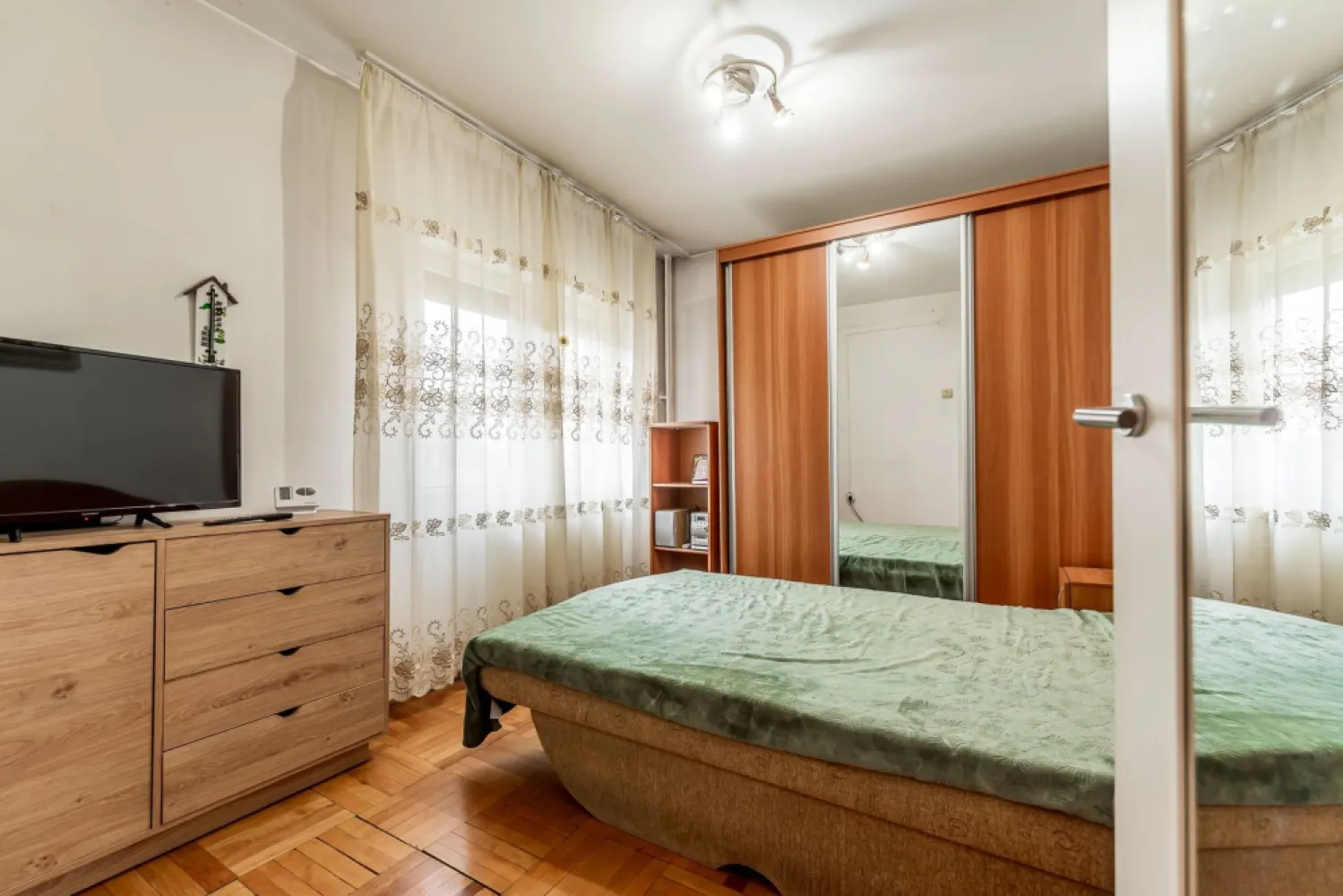 Apartament 2 camere, Etaj 1 - Zona Aurel Vlaicu - Vă propun spre vânzare un apartament cu 2 camere, semidecomandat, situat în cartierul Vlaicu din Arad, la etajul 1 al unui imobil bine întreținut – poziție ideală, ușor accesibilă și foarte căutată. 📐 Compartimentare: semidecomandat 🔥 Centrală termică proprie – confort termic și costuri reduse 🪟 Geamuri PVC ❄️ Aer condiționat – confort sporit în sezonul cald 🏢 Etaj 1 – ideal pentru orice categorie de vârstă Loc de parcare inclus Apartamentul este potrivit atât pentru locuit, cât și pentru investiție (închiriere rapidă datorită zonei foarte bune). 📍 Zonă cu acces facil la mijloace de transport, magazine, școli și alte puncte de interes. 💶 Preț: 65.000 Euro Pentru mai multe detalii sau programarea unei vizionări, vă stau cu drag la dispoziție! 📞 Contact: 0742267773 Andreea Szuchanszki Nu dispui de toată suma? Te ajutăm noi gratuit! Îți obținem oferte de la 16 bănci. Ai o proprietate de vânzare în Arad și vrei să știi cât valorează cu adevărat? }}