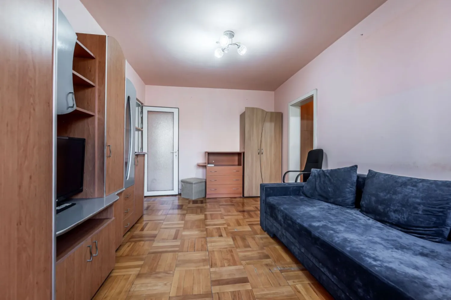 Apartament 2 camere, Etaj 1 - Zona Aurel Vlaicu - Vă propun spre vânzare un apartament cu 2 camere, semidecomandat, situat în cartierul Vlaicu din Arad, la etajul 1 al unui imobil bine întreținut – poziție ideală, ușor accesibilă și foarte căutată. 📐 Compartimentare: semidecomandat 🔥 Centrală termică proprie – confort termic și costuri reduse 🪟 Geamuri PVC ❄️ Aer condiționat – confort sporit în sezonul cald 🏢 Etaj 1 – ideal pentru orice categorie de vârstă Loc de parcare inclus Apartamentul este potrivit atât pentru locuit, cât și pentru investiție (închiriere rapidă datorită zonei foarte bune). 📍 Zonă cu acces facil la mijloace de transport, magazine, școli și alte puncte de interes. 💶 Preț: 65.000 Euro Pentru mai multe detalii sau programarea unei vizionări, vă stau cu drag la dispoziție! 📞 Contact: 0742267773 Andreea Szuchanszki Nu dispui de toată suma? Te ajutăm noi gratuit! Îți obținem oferte de la 16 bănci. Ai o proprietate de vânzare în Arad și vrei să știi cât valorează cu adevărat? }}