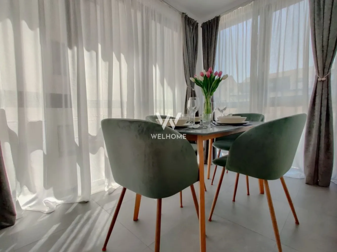 Apartament 2 camere modern zona Doamna Stanca - Apartament 2 camere cu bucatarie separata - Doamna Stanca, Dedeman Suprafata utila: 58 mp Apartamentul se afla la etajul 2 al unei vile cu 3 apartamente pe etaj. Compartimentat astfel: hol acces, living cu zona de luat masa, bucatarie separata, dormitor, baioe cu geam, balcon. Situat intr-o zona buna cu acces facil la magazine, scoli, mijloace de transport, shopping city. Perioada minima inchiriere 12 luni. Nu se accepta animale de companie. Un loc de parcare. Chirie lunara: 2100 Lei (410 Euro) + garantie 2500 Lei Se percepe comision client 50% din prima chirie. Telefon: 0747.639.802 }}