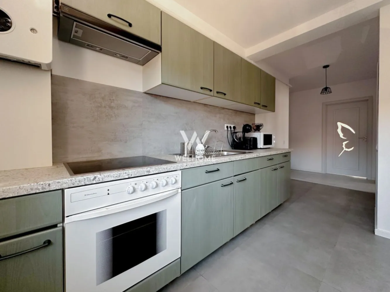 Apartament 2 camere modern zona Doamna Stanca - Apartament 2 camere cu bucatarie separata - Doamna Stanca, Dedeman Suprafata utila: 58 mp Apartamentul se afla la etajul 2 al unei vile cu 3 apartamente pe etaj. Compartimentat astfel: hol acces, living cu zona de luat masa, bucatarie separata, dormitor, baioe cu geam, balcon. Situat intr-o zona buna cu acces facil la magazine, scoli, mijloace de transport, shopping city. Perioada minima inchiriere 12 luni. Nu se accepta animale de companie. Un loc de parcare. Chirie lunara: 2100 Lei (410 Euro) + garantie 2500 Lei Se percepe comision client 50% din prima chirie. Telefon: 0747.639.802 }}