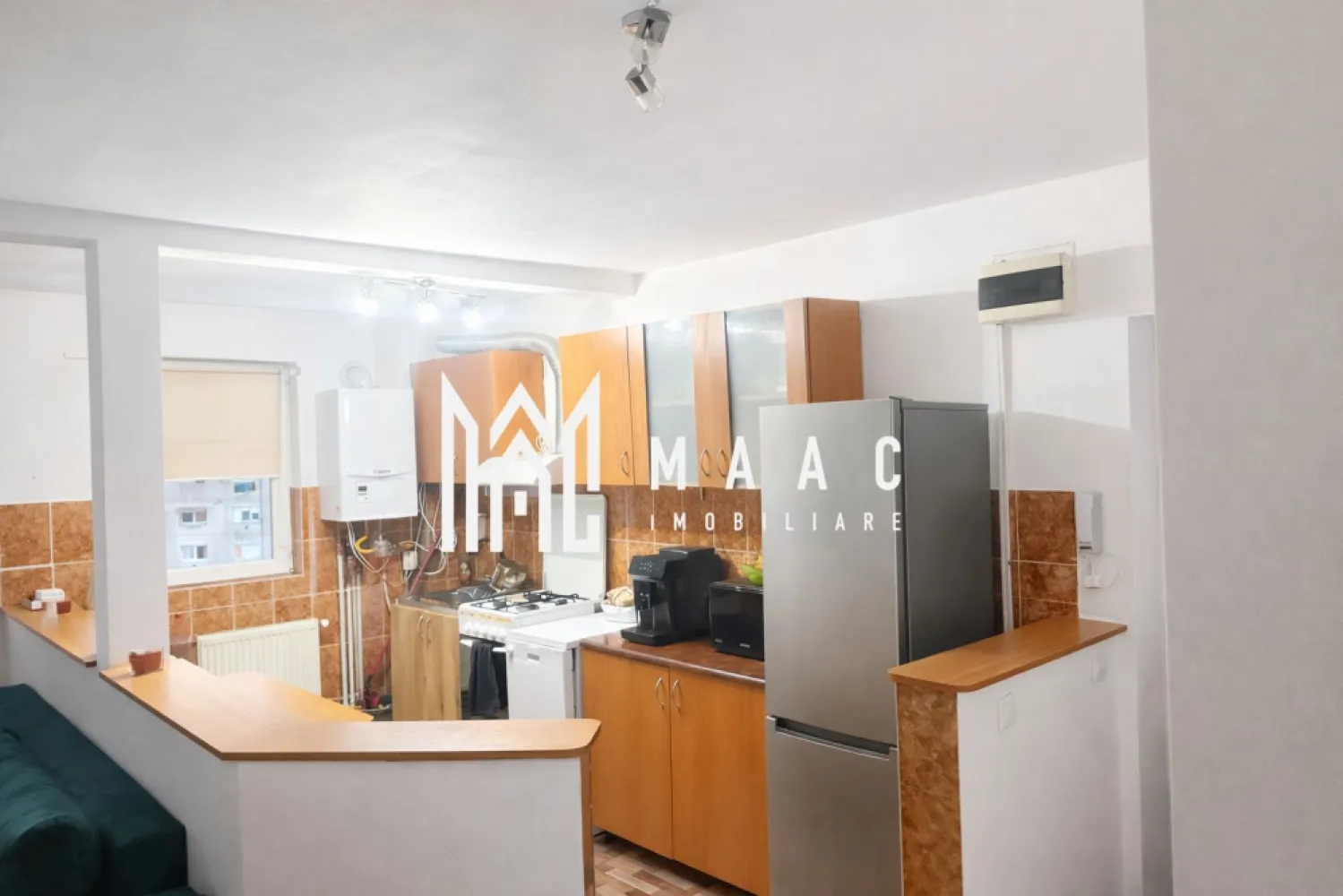 Apartament 3 camere I 67 mp utili I Zona Terezian, Sibiu - MAAC Imobiliare va propune spre vanzare o mansardă spațioasă și luminoasă, intabulată, cu o suprafață utilă 67 mp utili + 2 balcoane dispusă pe două niveluri, situată în zona Terezian – Sibiu, o zonă apreciată pentru accesibilitate și facilități. Compartimentare eficientă: Nivel inferior: Living generos cu bucătărie open-space, 1 dormitor, 1 baie, 1 balcon. Nivel superior: 1 dormitor, 1 baie, 1 balcon. Se vinde complet mobilată și utilată, exact ca în fotografii, fiind pregătită pentru mutare imediată. Electrocasnice incluse: Mașină de spălat rufe, Mașină de spălat vase, Frigider, Centrală termică nouă Vaillant ecoTEC Pro, achiziționată anul trecut, cu garanție 10 ani. Mobilier modern și bine întreținut, Luminozitate naturală, Două balcoane pentru relaxare. Zona Terezian oferă acces rapid către magazine, școli, stații de transport în comun și centrul orașului. Locuința este ideală atât pentru o familie tânără, cât și pentru investiție, datorită compartimentării practice și a celor două băi – un avantaj important pentru confortul zilnic. O proprietate practică, primitoare și pregătită să devină „acasă”. Pentru mai multe detalii si programarea unei vizionari va rugam sa specificati ID: CP2935343. }}