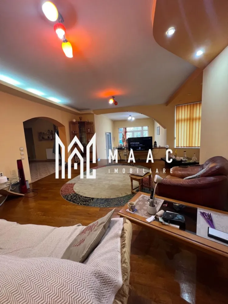 Vila | Cartier Traian - MAAC Imobiliare vă propune spre vânzare o vilă elegantă D+P+1, situată în unul dintre cele mai apreciate cartiere ale orașului Râmnicu Vâlcea – Cartier Traian, o zonă liniștită, cu acces facil către toate punctele de interes. Proprietatea dispune de o suprafață utilă de 240 mp, excelent compartimentată, amplasată pe un teren de 555 mp, împrejmuit cu gard zidit și fier forjat, oferind siguranță și intimitate. Caracteristici principale ale proprietății: Structură D+P+1 * Demisol ideal pentru depozitare, spații tehnice sau amenajarea unei crame * 3 dormitoare, dintre care unul cu baie matrimonială și dressing * Living spațios cu loc de servit masa * 3 băi * Bucătărie închisă * Cameră tehnică * Terasa perfectă pentru relaxare * Garaj * Zonă de barbeque în curte Dotări și beneficii: * Vila se vinde complet mobilată și utilată, conform fotografiilor de prezentare * Finisaje moderne și de calitate superioară * Spații generoase și luminoase, ideale pentru o familie Curtea de 555 mp oferă multiple posibilități de amenajare, fie că îți dorești un colț verde, un loc de joacă sau un spațiu de relaxare în aer liber. O proprietate premium, într-o zonă selectă, gata să devină acasă pentru cei care caută confort, intimitate și eleganță. Pentru detalii suplimentare sau programarea unei vizionări, MAAC Imobiliare vă stă cu drag la dispoziție! CP : CP2835950 - SP }}