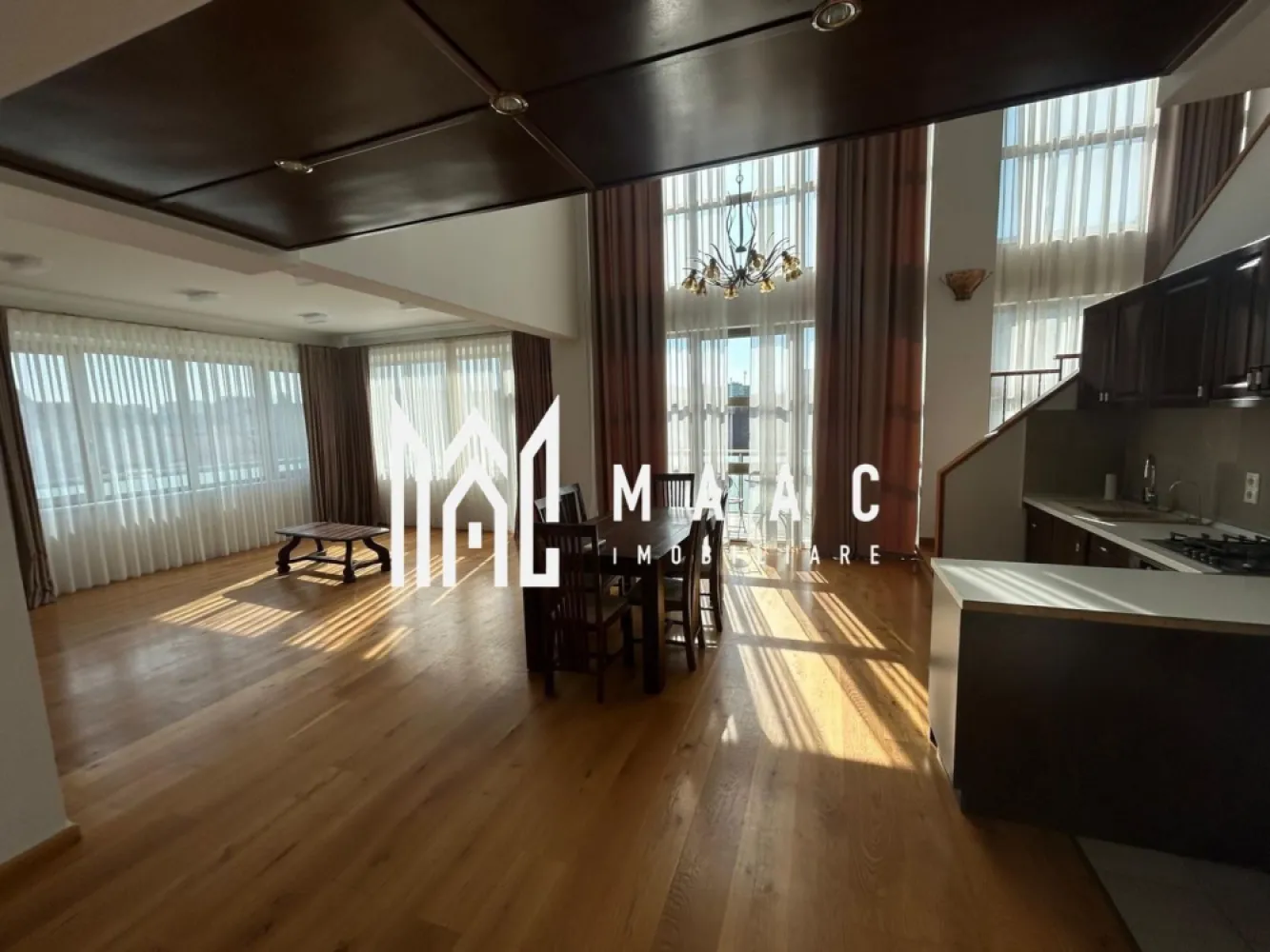 Penthouse exclusivist de închiriat – Strada Hipodromului, Sibiu - MAAC Imobiliare va propune spre închiriere un penthouse spectaculos, situat pe Strada Hipodromului din Sibiu, cu o suprafață utilă generoasă de 170 mp, completată de o terasă impresionantă de 50 mp și un balcon de 30 mp. Proprietatea se remarcă prin spațiile ample, luminozitatea naturală abundentă și finisajele premium. Compartimentare inteligentă – confort pe două niveluri Nivel inferior: 2 dormitoare luminoase Living spațios cu zonă de dining și tavan înalt Bucătărie complet utilată Cămară Dressing Spații multiple de depozitare Balcon de 30 mp Nivel superior: Dormitor matrimonial generos Baie Terasă panoramică de 50 mp – ideală pentru relaxare sau zonă de socializare Dotări și finisaje premium Încălzire prin centrală termică proprie, cu posibilitate de utilizare a pompei de căldură Panouri fotovoltaice – eficiență energetică ridicată 5 aparate de aer condiționat Uși interioare din lemn masiv de stejar Ferestre mari, cu suprafețe vitrate ample ce oferă lumină naturală pe tot parcursul zilei Finisaje elegante și materiale de calitate superioară Un spațiu cu adevărat special Tavanul înalt și zona de tip duplex creează o atmosferă aerisită și sofisticată, iar terasa generoasă oferă un cadru perfect pentru seri relaxante, cu priveliște deschisă asupra orașului. Locația este excelentă, într-o zonă apreciată din Sibiu, cu acces facil către punctele de interes, magazine, școli și mijloace de transport. Penthouse-ul este ideal pentru cei care își doresc spațiu, confort, eficiență energetică și un stil de viață premium. Pentru mai multe detalii si programarea unei vizionari va rugam sa specificati ID: CP2954323. }}