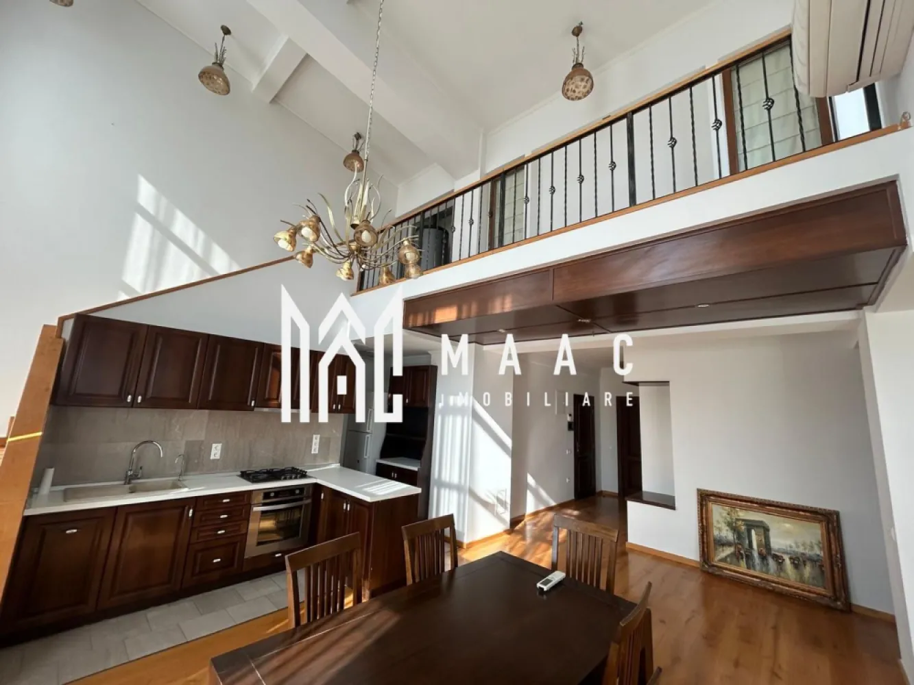 Penthouse exclusivist de închiriat – Strada Hipodromului, Sibiu - MAAC Imobiliare va propune spre închiriere un penthouse spectaculos, situat pe Strada Hipodromului din Sibiu, cu o suprafață utilă generoasă de 170 mp, completată de o terasă impresionantă de 50 mp și un balcon de 30 mp. Proprietatea se remarcă prin spațiile ample, luminozitatea naturală abundentă și finisajele premium. Compartimentare inteligentă – confort pe două niveluri Nivel inferior: 2 dormitoare luminoase Living spațios cu zonă de dining și tavan înalt Bucătărie complet utilată Cămară Dressing Spații multiple de depozitare Balcon de 30 mp Nivel superior: Dormitor matrimonial generos Baie Terasă panoramică de 50 mp – ideală pentru relaxare sau zonă de socializare Dotări și finisaje premium Încălzire prin centrală termică proprie, cu posibilitate de utilizare a pompei de căldură Panouri fotovoltaice – eficiență energetică ridicată 5 aparate de aer condiționat Uși interioare din lemn masiv de stejar Ferestre mari, cu suprafețe vitrate ample ce oferă lumină naturală pe tot parcursul zilei Finisaje elegante și materiale de calitate superioară Un spațiu cu adevărat special Tavanul înalt și zona de tip duplex creează o atmosferă aerisită și sofisticată, iar terasa generoasă oferă un cadru perfect pentru seri relaxante, cu priveliște deschisă asupra orașului. Locația este excelentă, într-o zonă apreciată din Sibiu, cu acces facil către punctele de interes, magazine, școli și mijloace de transport. Penthouse-ul este ideal pentru cei care își doresc spațiu, confort, eficiență energetică și un stil de viață premium. Pentru mai multe detalii si programarea unei vizionari va rugam sa specificati ID: CP2954323. }}