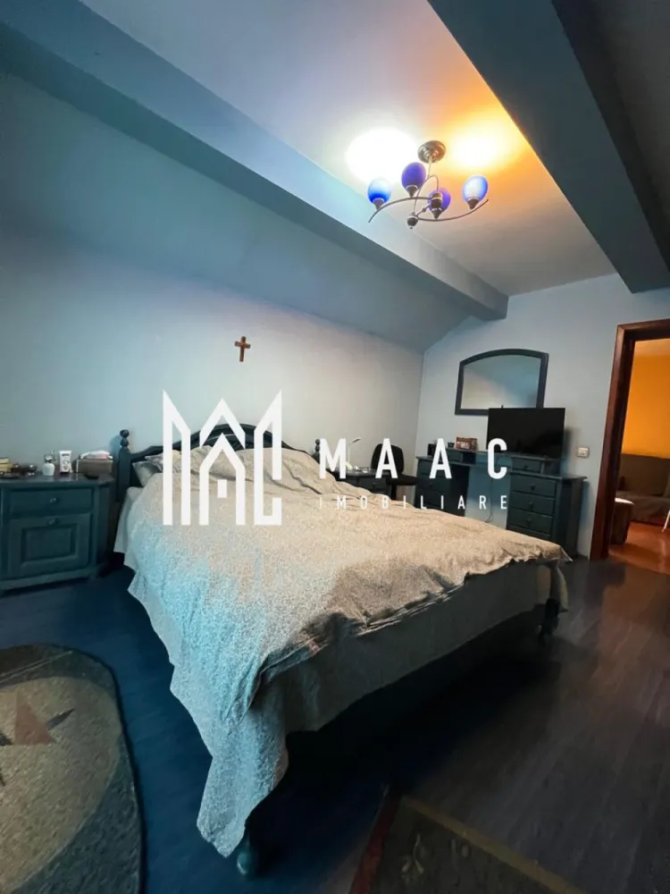 Vila | Cartier Traian - MAAC Imobiliare vă propune spre vânzare o vilă elegantă D+P+1, situată în unul dintre cele mai apreciate cartiere ale orașului Râmnicu Vâlcea – Cartier Traian, o zonă liniștită, cu acces facil către toate punctele de interes. Proprietatea dispune de o suprafață utilă de 240 mp, excelent compartimentată, amplasată pe un teren de 555 mp, împrejmuit cu gard zidit și fier forjat, oferind siguranță și intimitate. Caracteristici principale ale proprietății: Structură D+P+1 * Demisol ideal pentru depozitare, spații tehnice sau amenajarea unei crame * 3 dormitoare, dintre care unul cu baie matrimonială și dressing * Living spațios cu loc de servit masa * 3 băi * Bucătărie închisă * Cameră tehnică * Terasa perfectă pentru relaxare * Garaj * Zonă de barbeque în curte Dotări și beneficii: * Vila se vinde complet mobilată și utilată, conform fotografiilor de prezentare * Finisaje moderne și de calitate superioară * Spații generoase și luminoase, ideale pentru o familie Curtea de 555 mp oferă multiple posibilități de amenajare, fie că îți dorești un colț verde, un loc de joacă sau un spațiu de relaxare în aer liber. O proprietate premium, într-o zonă selectă, gata să devină acasă pentru cei care caută confort, intimitate și eleganță. Pentru detalii suplimentare sau programarea unei vizionări, MAAC Imobiliare vă stă cu drag la dispoziție! CP : CP2835950 - SP }}