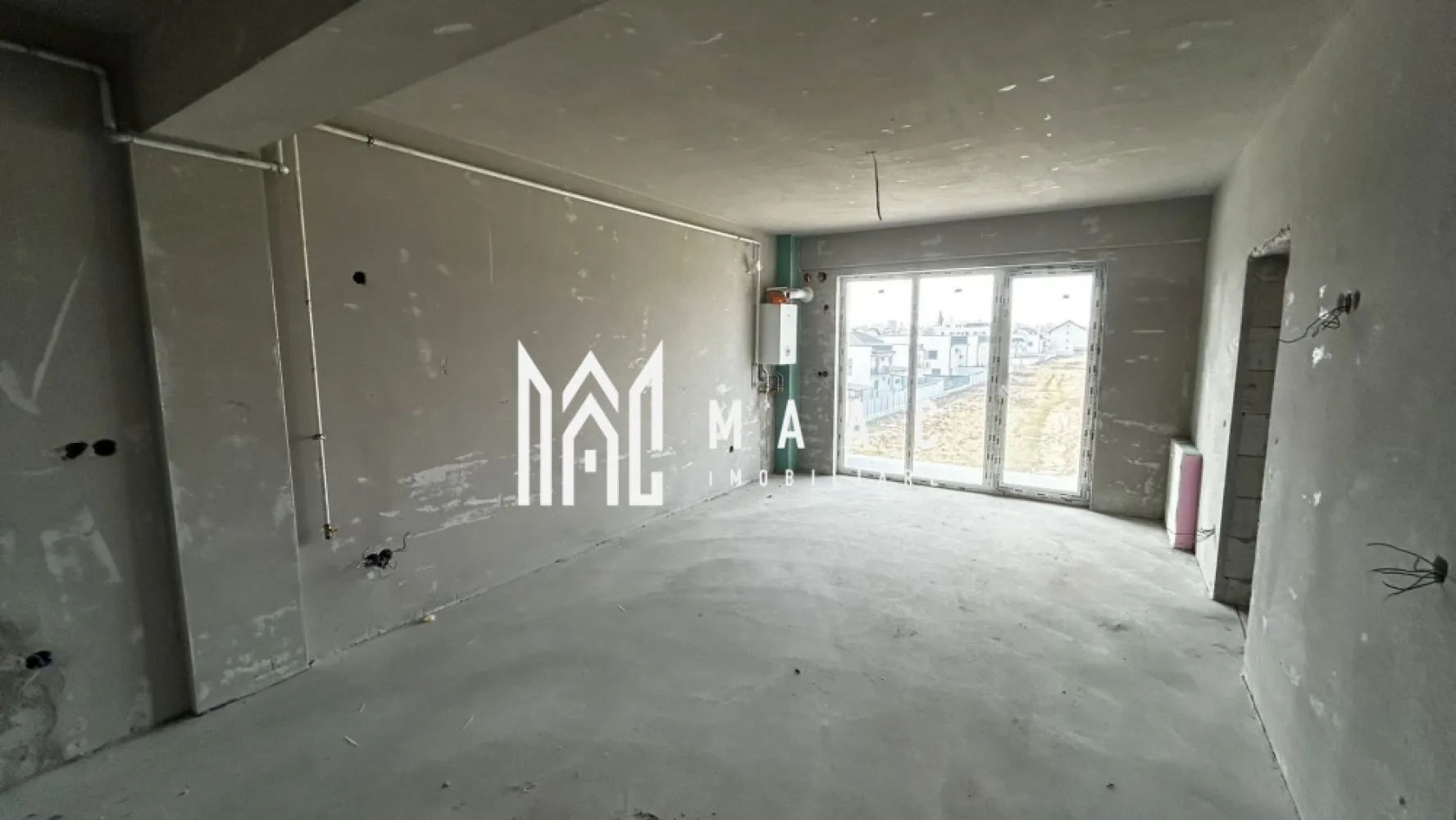 Apartament 2 camere | Etaj 1 | Încălzire în pardoseală | Parcare | Șelimbăr - Maac Imobiliare prezintă spre vânzare un apartament cu 2 camere, situat la etajul 1 al unui imobil nou, finalizat, amplasat într-o zonă foarte bună din Șelimbăr, cu acces rapid către Sibiu. Locuința are o suprafață utilă de 46 mp și este compartimentată eficient astfel: living generos open space cu bucătăria în suprafață de 26,5 mp, dormitor de 13,83 mp, baie spațioasă de 5,7 mp și un balcon deschis de 4,44 mp, care oferă o priveliște frumoasă asupra orașului. Apartamentul se predă la stadiul de gri, exact ca în fotografii, fiind dotat cu încălzire în pardoseală și centrală termică Bosch. Acest stadiu oferă viitorului proprietar posibilitatea de a amenaja locuința după propriile preferințe. În prețul de vânzare este inclus un loc de parcare. Prețul apartamentului este de 87.000 euro, negociabil, la stadiul de gri. La cerere, apartamentul poate fi predat și la stadiul de alb (preț la cerere), iar pentru varianta la cheie se poate discuta în funcție de preferințele cumpărătorului (preț la cerere) Datorită poziției bune și compartimentării eficiente, proprietatea reprezintă o alegere excelentă atât pentru locuință personală, cât și pentru investiție. Pentru mai multe detalii sau pentru programarea unei vizionări, vă stăm cu drag la dispoziție. Precizați telefonic că ați văzut anunțul cu ID: CP2954344 }}