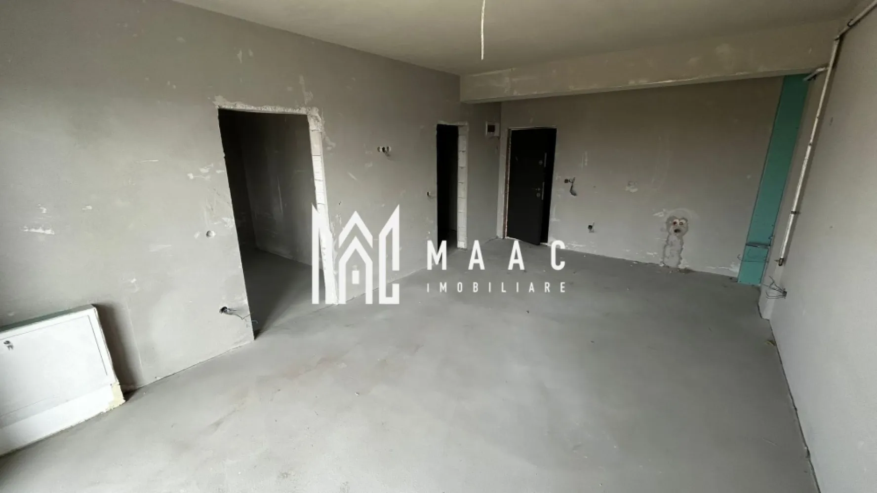 Apartament 2 camere | Etaj 1 | Încălzire în pardoseală | Parcare | Șelimbăr - Maac Imobiliare prezintă spre vânzare un apartament cu 2 camere, situat la etajul 1 al unui imobil nou, finalizat, amplasat într-o zonă foarte bună din Șelimbăr, cu acces rapid către Sibiu. Locuința are o suprafață utilă de 46 mp și este compartimentată eficient astfel: living generos open space cu bucătăria în suprafață de 26,5 mp, dormitor de 13,83 mp, baie spațioasă de 5,7 mp și un balcon deschis de 4,44 mp, care oferă o priveliște frumoasă asupra orașului. Apartamentul se predă la stadiul de gri, exact ca în fotografii, fiind dotat cu încălzire în pardoseală și centrală termică Bosch. Acest stadiu oferă viitorului proprietar posibilitatea de a amenaja locuința după propriile preferințe. În prețul de vânzare este inclus un loc de parcare. Prețul apartamentului este de 87.000 euro, negociabil, la stadiul de gri. La cerere, apartamentul poate fi predat și la stadiul de alb (preț la cerere), iar pentru varianta la cheie se poate discuta în funcție de preferințele cumpărătorului (preț la cerere) Datorită poziției bune și compartimentării eficiente, proprietatea reprezintă o alegere excelentă atât pentru locuință personală, cât și pentru investiție. Pentru mai multe detalii sau pentru programarea unei vizionări, vă stăm cu drag la dispoziție. Precizați telefonic că ați văzut anunțul cu ID: CP2954344 }}