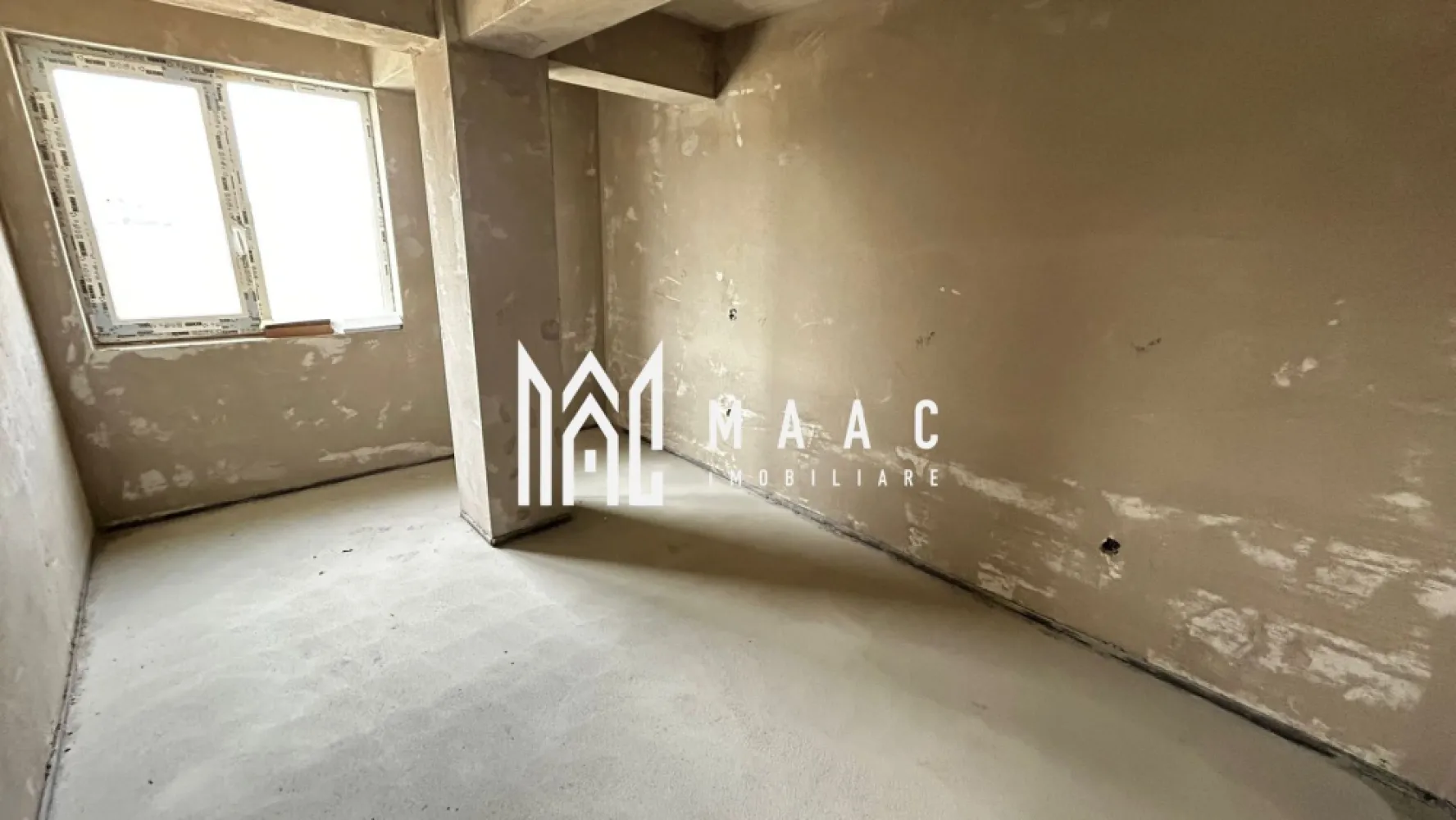 Apartament 2 camere | Etaj 1 | Încălzire în pardoseală | Parcare | Șelimbăr - Maac Imobiliare prezintă spre vânzare un apartament cu 2 camere, situat la etajul 1 al unui imobil nou, finalizat, amplasat într-o zonă foarte bună din Șelimbăr, cu acces rapid către Sibiu. Locuința are o suprafață utilă de 46 mp și este compartimentată eficient astfel: living generos open space cu bucătăria în suprafață de 26,5 mp, dormitor de 13,83 mp, baie spațioasă de 5,7 mp și un balcon deschis de 4,44 mp, care oferă o priveliște frumoasă asupra orașului. Apartamentul se predă la stadiul de gri, exact ca în fotografii, fiind dotat cu încălzire în pardoseală și centrală termică Bosch. Acest stadiu oferă viitorului proprietar posibilitatea de a amenaja locuința după propriile preferințe. În prețul de vânzare este inclus un loc de parcare. Prețul apartamentului este de 87.000 euro, negociabil, la stadiul de gri. La cerere, apartamentul poate fi predat și la stadiul de alb (preț la cerere), iar pentru varianta la cheie se poate discuta în funcție de preferințele cumpărătorului (preț la cerere) Datorită poziției bune și compartimentării eficiente, proprietatea reprezintă o alegere excelentă atât pentru locuință personală, cât și pentru investiție. Pentru mai multe detalii sau pentru programarea unei vizionări, vă stăm cu drag la dispoziție. Precizați telefonic că ați văzut anunțul cu ID: CP2954344 }}