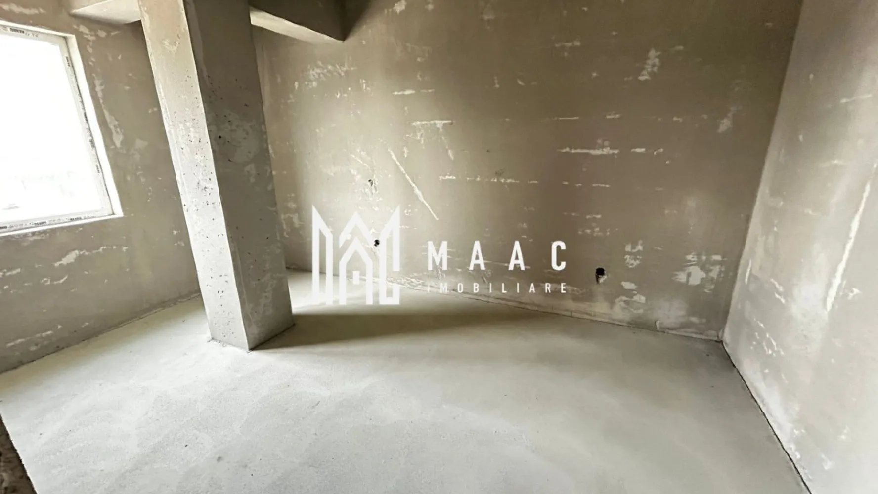 Apartament 2 camere | Etaj 1 | Încălzire în pardoseală | Parcare | Șelimbăr - Maac Imobiliare prezintă spre vânzare un apartament cu 2 camere, situat la etajul 1 al unui imobil nou, finalizat, amplasat într-o zonă foarte bună din Șelimbăr, cu acces rapid către Sibiu. Locuința are o suprafață utilă de 46 mp și este compartimentată eficient astfel: living generos open space cu bucătăria în suprafață de 26,5 mp, dormitor de 13,83 mp, baie spațioasă de 5,7 mp și un balcon deschis de 4,44 mp, care oferă o priveliște frumoasă asupra orașului. Apartamentul se predă la stadiul de gri, exact ca în fotografii, fiind dotat cu încălzire în pardoseală și centrală termică Bosch. Acest stadiu oferă viitorului proprietar posibilitatea de a amenaja locuința după propriile preferințe. În prețul de vânzare este inclus un loc de parcare. Prețul apartamentului este de 87.000 euro, negociabil, la stadiul de gri. La cerere, apartamentul poate fi predat și la stadiul de alb (preț la cerere), iar pentru varianta la cheie se poate discuta în funcție de preferințele cumpărătorului (preț la cerere) Datorită poziției bune și compartimentării eficiente, proprietatea reprezintă o alegere excelentă atât pentru locuință personală, cât și pentru investiție. Pentru mai multe detalii sau pentru programarea unei vizionări, vă stăm cu drag la dispoziție. Precizați telefonic că ați văzut anunțul cu ID: CP2954344 }}