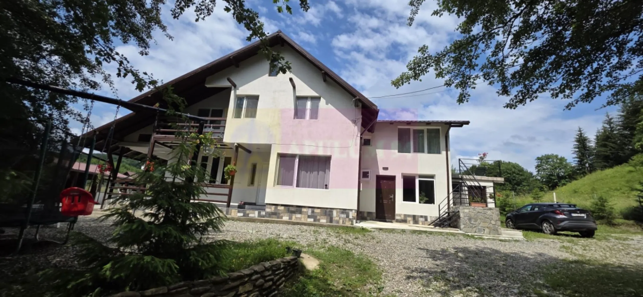 Vila din padure in Valea Doftanei - Vilă de vânzare în mijlocul naturii – Proprietate unică, amplasată în pădure, lângă un pârâu de munte

Agenția Imobiliară Mervani vă propune spre vânzare o proprietate deosebită, situată într-un cadru natural spectaculos, în mijlocul pădurii, chiar lângă un pârâu cu apă rece de munte. Liniștea, aerul curat și peisajele deosebite transformă această vilă într-un loc ideal pentru relaxare, locuire permanentă sau dezvoltarea unei afaceri turistice.

Construită în anul 2020, vila este amplasată pe un teren cu suprafața de 1.267 mp și are o suprafață construită de 136 mp, o amprentă la sol de 94 mp, o terasă de 30 mp și un balcon de 5 mp.

Imobilul are fundație din beton, structură din lemn, pereți din BCA, acoperiș din țiglă metalică, tâmplărie PVC cu geam termopan și finisaje clasice. Vila este izolată termic cu polistiren de 10 cm și se vinde complet mobilată și utilată, fiind pregătită pentru utilizare imediată.
Compartimentare
Parter

 Terasă
 Living
 Dormitor cu baie proprie
 Grup sanitar
 Bucătărie complet utilată
 Sală de mese
 Cameră tehnică

Etaj

 Patru dormitoare, fiecare cu baie proprie
 Un dormitor beneficiază de balcon
 Un dormitor beneficiază de terasă

În total, proprietatea dispune de 5 dormitoare, fiecare având baie proprie, ceea ce o face ideală pentru exploatarea în regim turistic.
Dotări și utilități

 Centrală termică pe peleți
 Apă caldă asigurată prin trei boilere electrice
 Sistem fotovoltaic cu baterii de 5,5 kW
 Puț propriu cu pompă submersibilă
 Fosă septică
 Alimentare cu energie electrică din rețeaua publică
 Internet și televiziune prin cablu
 Aragaz alimentat cu butelie
 Bucătărie complet utilată cu frigider, chiuvetă și veselă

Facilități exterioare

Curtea este amenajată pentru relaxare și petrecerea timpului în aer liber, oferind numeroase spații destinate confortului și agrementului:

 Terasă
 Foișor cu zonă de luat masa și grătar
 Al doilea foișor amplasat lângă lac și pârâu
 Ciubăr încălzit cu lemne, amplasat în mijlocul naturii
 Pirostrie pentru gătit în aer liber
 Spațiu destinat focului de tabără
 Parcare proprie
 Leagăne, trambulină și tobogan pentru copii

Sunetul permanent al pârâului, răcoarea oferită de pădure și peisajul natural creează o atmosferă rar întâlnită, perfectă pentru relaxare și deconectare.
Zonă și activități

Proprietatea este amplasată într-o zonă ideală pentru iubitorii de natură și activități în aer liber. În apropiere pot fi organizate:

 Drumeții prin pădure
 Plimbări cu ATV-ul
 Activități recreative în natură
 Relaxare într-un cadru natural deosebit

O investiție gata de exploatare

Vila este inclusă în circuitul turistic și reprezintă o oportunitate excelentă pentru investitori, având un potențial de venit de aproximativ 20.000 euro pe an. Compartimentarea eficientă, cele cinci dormitoare cu băi proprii și facilitățile oferite o recomandă atât pentru închiriere integrală, cât și pentru cazarea