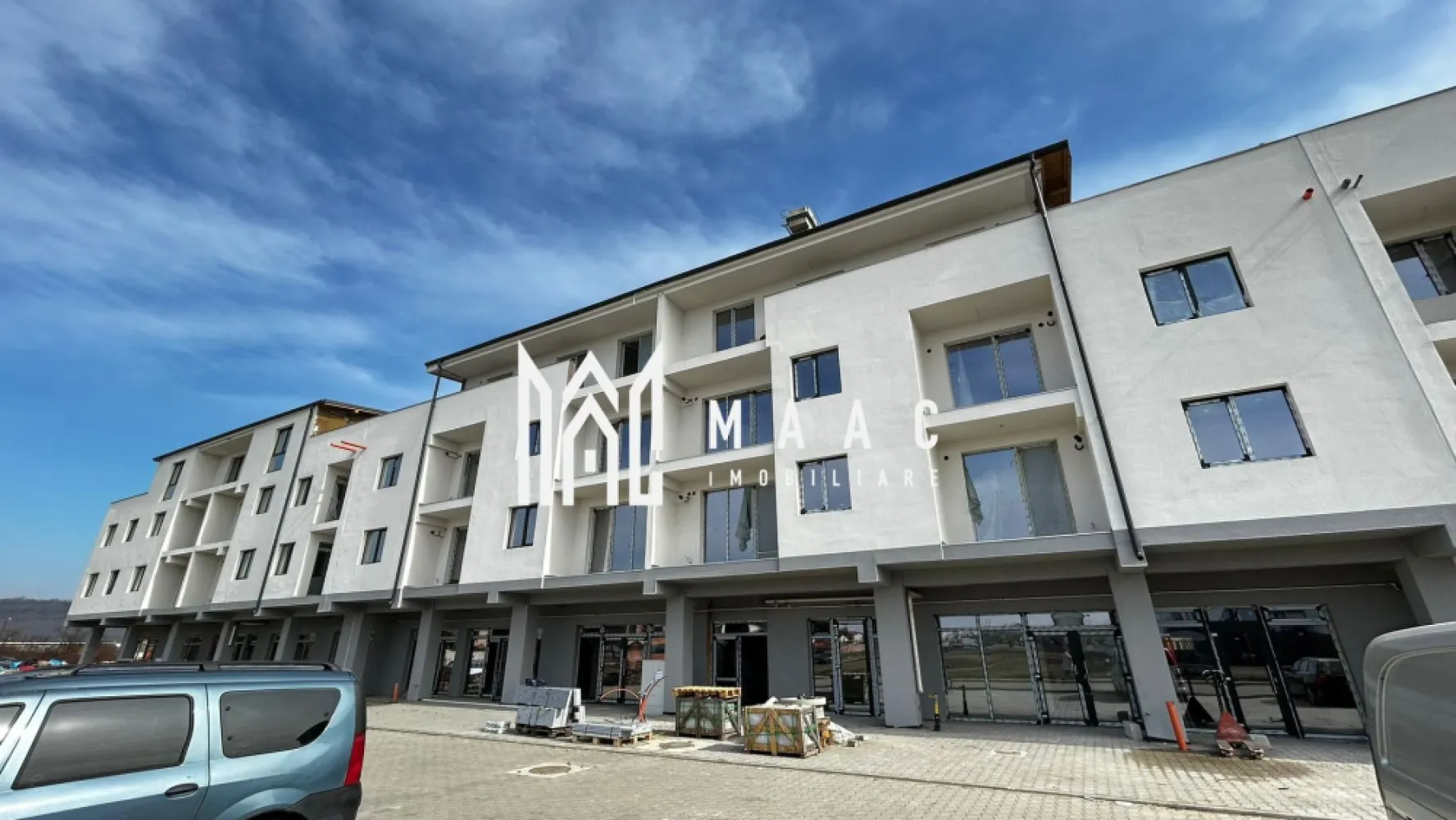 Apartament 2 camere | Etaj 1 | Încălzire în pardoseală | Parcare | Șelimbăr - Maac Imobiliare prezintă spre vânzare un apartament cu 2 camere, situat la etajul 1 al unui imobil nou, finalizat, amplasat într-o zonă foarte bună din Șelimbăr, cu acces rapid către Sibiu. Locuința are o suprafață utilă de 46 mp și este compartimentată eficient astfel: living generos open space cu bucătăria în suprafață de 26,5 mp, dormitor de 13,83 mp, baie spațioasă de 5,7 mp și un balcon deschis de 4,44 mp, care oferă o priveliște frumoasă asupra orașului. Apartamentul se predă la stadiul de gri, exact ca în fotografii, fiind dotat cu încălzire în pardoseală și centrală termică Bosch. Acest stadiu oferă viitorului proprietar posibilitatea de a amenaja locuința după propriile preferințe. În prețul de vânzare este inclus un loc de parcare. Prețul apartamentului este de 87.000 euro, negociabil, la stadiul de gri. La cerere, apartamentul poate fi predat și la stadiul de alb (preț la cerere), iar pentru varianta la cheie se poate discuta în funcție de preferințele cumpărătorului (preț la cerere) Datorită poziției bune și compartimentării eficiente, proprietatea reprezintă o alegere excelentă atât pentru locuință personală, cât și pentru investiție. Pentru mai multe detalii sau pentru programarea unei vizionări, vă stăm cu drag la dispoziție. Precizați telefonic că ați văzut anunțul cu ID: CP2954307 }}