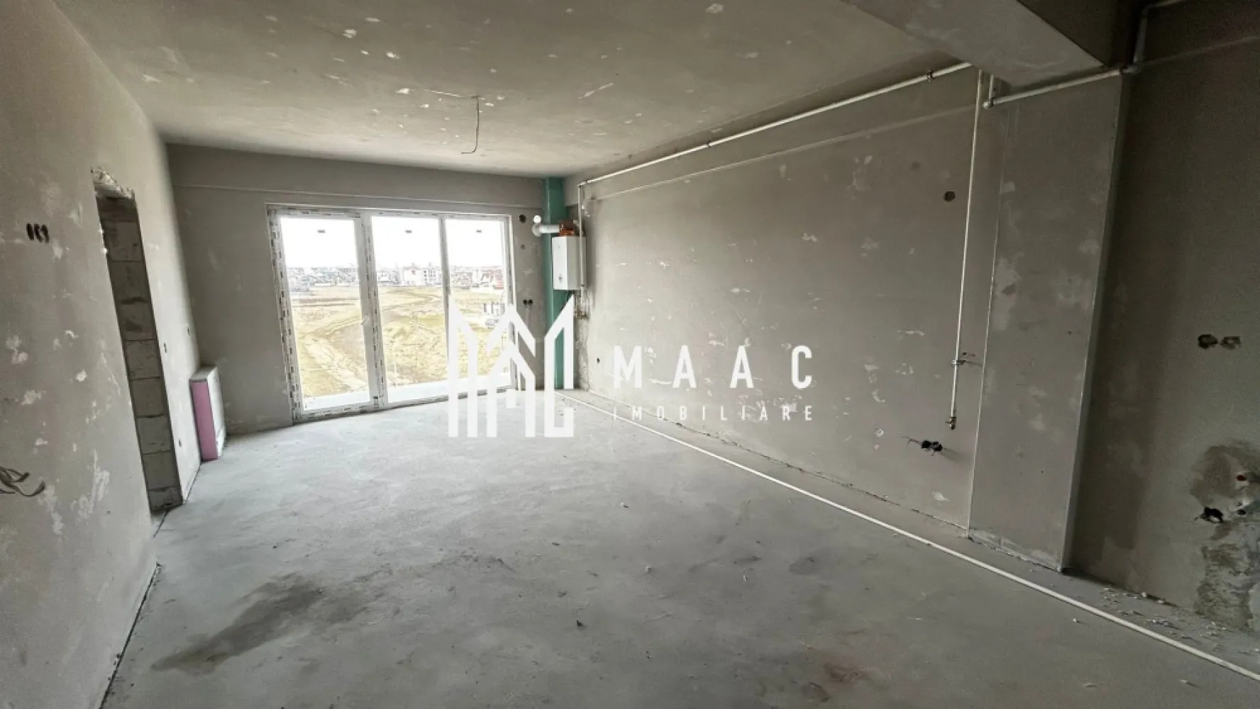 Apartament 2 camere | Etaj 1 | Încălzire în pardoseală | Parcare | Șelimbăr - Maac Imobiliare prezintă spre vânzare un apartament cu 2 camere, situat la etajul 1 al unui imobil nou, finalizat, amplasat într-o zonă foarte bună din Șelimbăr, cu acces rapid către Sibiu. Locuința are o suprafață utilă de 46 mp și este compartimentată eficient astfel: living generos open space cu bucătăria în suprafață de 26,5 mp, dormitor de 13,83 mp, baie spațioasă de 5,7 mp și un balcon deschis de 4,44 mp, care oferă o priveliște frumoasă asupra orașului. Apartamentul se predă la stadiul de gri, exact ca în fotografii, fiind dotat cu încălzire în pardoseală și centrală termică Bosch. Acest stadiu oferă viitorului proprietar posibilitatea de a amenaja locuința după propriile preferințe. În prețul de vânzare este inclus un loc de parcare. Prețul apartamentului este de 87.000 euro, negociabil, la stadiul de gri. La cerere, apartamentul poate fi predat și la stadiul de alb (preț la cerere), iar pentru varianta la cheie se poate discuta în funcție de preferințele cumpărătorului (preț la cerere) Datorită poziției bune și compartimentării eficiente, proprietatea reprezintă o alegere excelentă atât pentru locuință personală, cât și pentru investiție. Pentru mai multe detalii sau pentru programarea unei vizionări, vă stăm cu drag la dispoziție. Precizați telefonic că ați văzut anunțul cu ID: CP2954307 }}