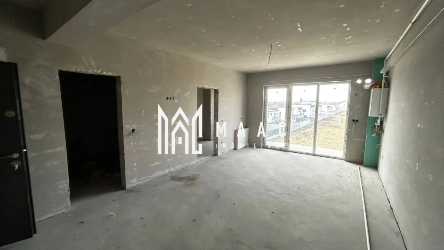 Apartament 2 camere | Etaj 1 | Încălzire în pardoseală | Parcare | Șelimbăr - Maac Imobiliare prezintă spre vânzare un apartament cu 2 camere, situat la etajul 1 al unui imobil nou, finalizat, amplasat într-o zonă foarte bună din Șelimbăr, cu acces rapid către Sibiu. Locuința are o suprafață utilă de 46 mp și este compartimentată eficient astfel: living generos open space cu bucătăria în suprafață de 26,5 mp, dormitor de 13,83 mp, baie spațioasă de 5,7 mp și un balcon deschis de 4,44 mp, care oferă o priveliște frumoasă asupra orașului. Apartamentul se predă la stadiul de gri, exact ca în fotografii, fiind dotat cu încălzire în pardoseală și centrală termică Bosch. Acest stadiu oferă viitorului proprietar posibilitatea de a amenaja locuința după propriile preferințe. În prețul de vânzare este inclus un loc de parcare. Prețul apartamentului este de 87.000 euro, negociabil, la stadiul de gri. La cerere, apartamentul poate fi predat și la stadiul de alb (preț la cerere), iar pentru varianta la cheie se poate discuta în funcție de preferințele cumpărătorului (preț la cerere) Datorită poziției bune și compartimentării eficiente, proprietatea reprezintă o alegere excelentă atât pentru locuință personală, cât și pentru investiție. Pentru mai multe detalii sau pentru programarea unei vizionări, vă stăm cu drag la dispoziție. Precizați telefonic că ați văzut anunțul cu ID: CP2954307 }}