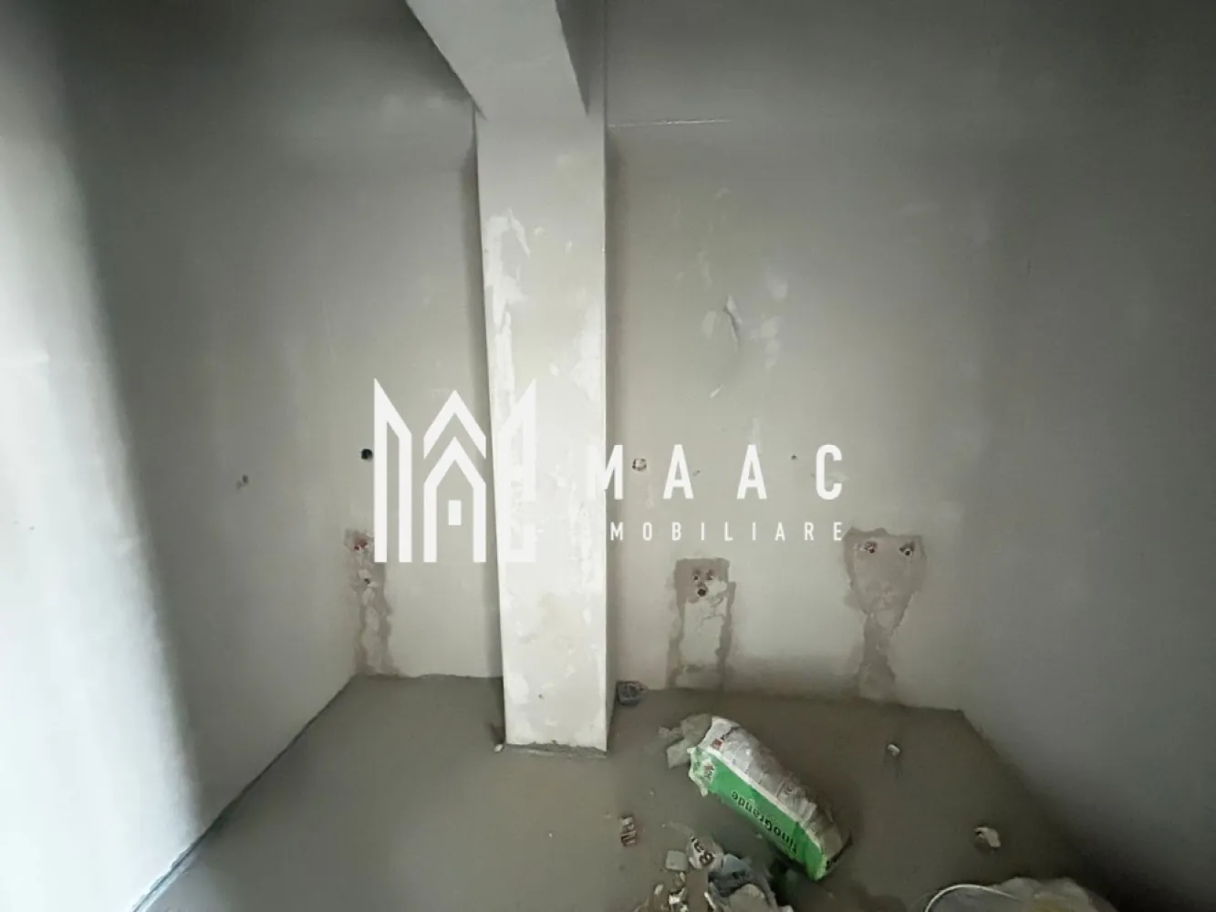 Apartament 2 camere | Etaj 1 | Încălzire în pardoseală | Parcare | Șelimbăr - Maac Imobiliare prezintă spre vânzare un apartament cu 2 camere, situat la etajul 1 al unui imobil nou, finalizat, amplasat într-o zonă foarte bună din Șelimbăr, cu acces rapid către Sibiu. Locuința are o suprafață utilă de 46 mp și este compartimentată eficient astfel: living generos open space cu bucătăria în suprafață de 26,5 mp, dormitor de 13,83 mp, baie spațioasă de 5,7 mp și un balcon deschis de 4,44 mp, care oferă o priveliște frumoasă asupra orașului. Apartamentul se predă la stadiul de gri, exact ca în fotografii, fiind dotat cu încălzire în pardoseală și centrală termică Bosch. Acest stadiu oferă viitorului proprietar posibilitatea de a amenaja locuința după propriile preferințe. În prețul de vânzare este inclus un loc de parcare. Prețul apartamentului este de 87.000 euro, negociabil, la stadiul de gri. La cerere, apartamentul poate fi predat și la stadiul de alb (preț la cerere), iar pentru varianta la cheie se poate discuta în funcție de preferințele cumpărătorului (preț la cerere) Datorită poziției bune și compartimentării eficiente, proprietatea reprezintă o alegere excelentă atât pentru locuință personală, cât și pentru investiție. Pentru mai multe detalii sau pentru programarea unei vizionări, vă stăm cu drag la dispoziție. Precizați telefonic că ați văzut anunțul cu ID: CP2954307 }}