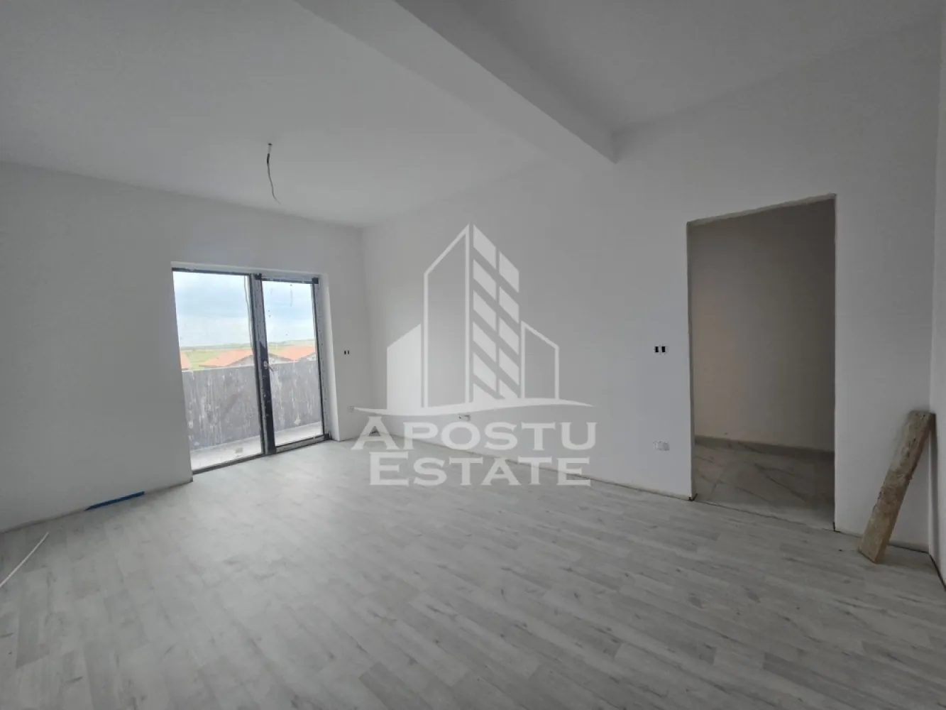 Apartament nou de vanzare, 2 camere, bucatarie inchisa, parter, Giroc - Apostu Estate va ofera spre vanzare un apartament nou, cu 2 camere, decomandat, cu bucatarie inchisa, situat la parterul unui imobil intabulat in anul 2025, in Timis, Giroc, zona Calea Urseni. Aproximativ 1 km distanta fata de Zone Cafe 2 si Mega Image Calea Urseni Timisoara. Acces facil la centura ocolitoare a orasului. Doar 300 m fata de prima statie a mijloacelor de transport in comun.

Imobil realizat din caramida Porotherm de 30 cm pe exterior, 25 cm zidurile pe interior si 11.5 zidurile de compartimentare la bai.
Izolatie de 10 cm EPS 80.
Acoperis din tigla.

Loc de parcare propriu inscris in cartea funciara.
Patru apartamente pe etaj. 
Regim de inaltime: P + 2 + M. 
Acoperis din tigla. 
Tamplarie PVC, geamuri tripan.

Confortul termic se realizeaza cu ajutorul centralei proprii pe gaz, incalzire in pardoseala.

Apartamentul dispune de 53 mpu, plus un balcon de aproximativ 5 - 6 mp. 
Compartimentat astfel:
- hol de acces generos
- bucatarie inchisa, 8 mp
- living, 18.5 mp
- dormitor, 14 mp
- baie cu dus, rigola si toaleta suspendata cu rezervor incorporat, 5 mp
- balcon deschis 

Agentia imobiliara Apostu Estate va ofera consultanta bancara gratuita prin intermediul colaboratorilor nostri pentru alegerea celui mai potrivit tip de credit, astfel incat tu sa devi noul proprietar al acestui apartament.

Va asteptam cu drag la o vizionare!
