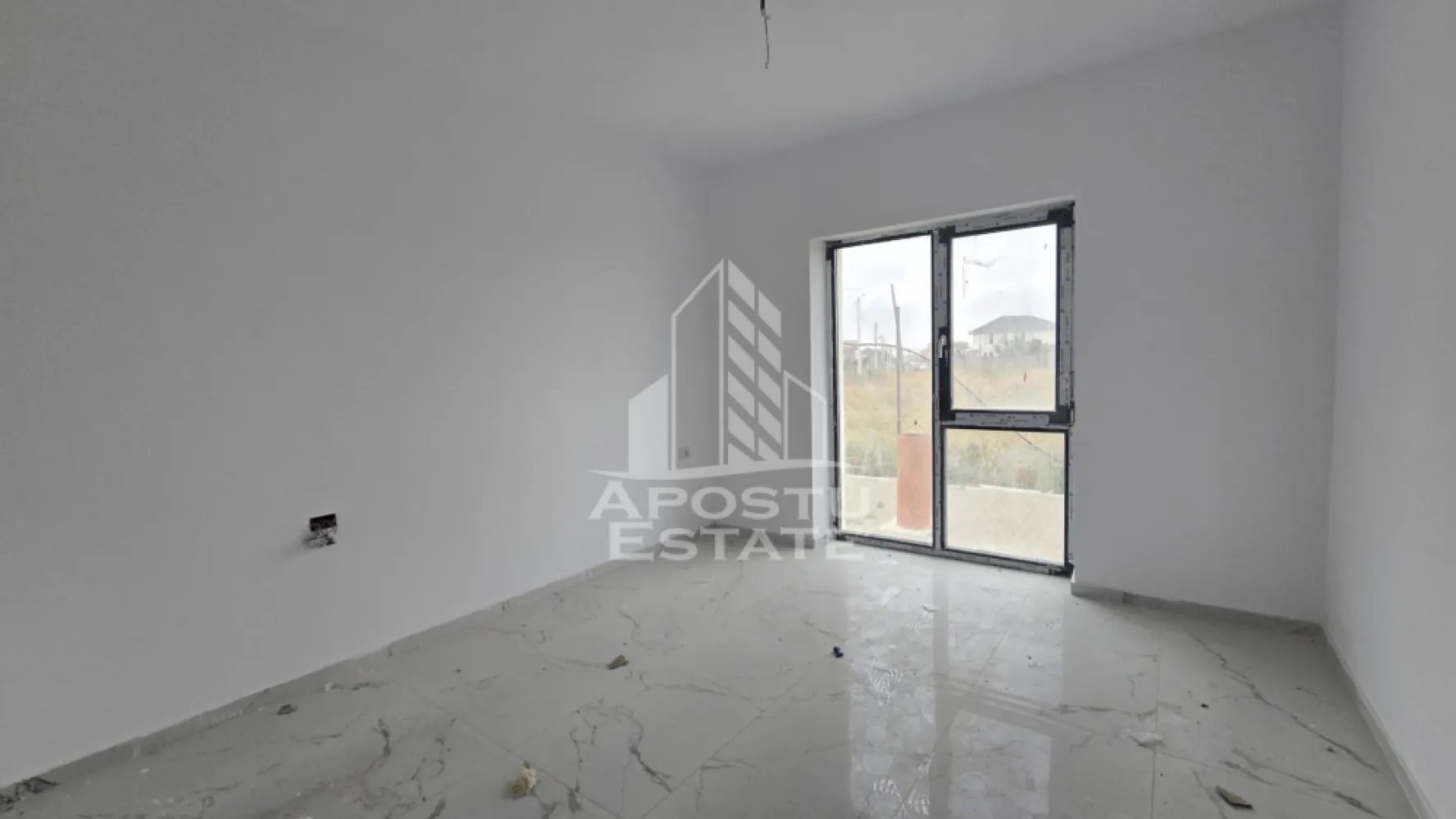 Apartament nou de vanzare, 2 camere, bucatarie inchisa, parter, Giroc - Apostu Estate va ofera spre vanzare un apartament nou, cu 2 camere, decomandat, cu bucatarie inchisa, situat la parterul unui imobil intabulat in anul 2025, in Timis, Giroc, zona Calea Urseni. Aproximativ 1 km distanta fata de Zone Cafe 2 si Mega Image Calea Urseni Timisoara. Acces facil la centura ocolitoare a orasului. Doar 300 m fata de prima statie a mijloacelor de transport in comun.

Imobil realizat din caramida Porotherm de 30 cm pe exterior, 25 cm zidurile pe interior si 11.5 zidurile de compartimentare la bai.
Izolatie de 10 cm EPS 80.
Acoperis din tigla.

Loc de parcare propriu inscris in cartea funciara.
Patru apartamente pe etaj. 
Regim de inaltime: P + 2 + M. 
Acoperis din tigla. 
Tamplarie PVC, geamuri tripan.

Confortul termic se realizeaza cu ajutorul centralei proprii pe gaz, incalzire in pardoseala.

Apartamentul dispune de 53 mpu, plus un balcon de aproximativ 5 - 6 mp. 
Compartimentat astfel:
- hol de acces generos
- bucatarie inchisa, 8 mp
- living, 18.5 mp
- dormitor, 14 mp
- baie cu dus, rigola si toaleta suspendata cu rezervor incorporat, 5 mp
- balcon deschis 

Agentia imobiliara Apostu Estate va ofera consultanta bancara gratuita prin intermediul colaboratorilor nostri pentru alegerea celui mai potrivit tip de credit, astfel incat tu sa devi noul proprietar al acestui apartament.

Va asteptam cu drag la o vizionare!