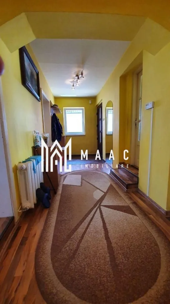 Casa Individuala | 4 Camere | 120MPU | 200MP Teren |Selimbar - MAAC Imobiliare vă propune spre vânzare o casă individuală situată în Șelimbăr, pe strada 1 Decembrie, o proprietate potrivită pentru locuire, amplasată într-o zonă rezidențială cu acces facil către Sibiu. Casa este singură în curte și dispune de o compartimentare practică, fiind formată din 4 camere, dintre care 3 dormitoare, precum și două bucătării și două băi, oferind spațiu suficient pentru o familie. Compartimentarea locuinței este următoarea: -4 camere -3 dormitoare -2 bucătării -2 băi Imobilul a fost complet renovat în anul 2006 și beneficiază de o suprafață de teren de 200 mp. Amprenta casei este de 90 mp, iar curtea liberă are o suprafață de 110 mp. Casa este individuală, însă accesul în curte se realizează printr-o intrare comună cu o altă proprietate. Pentru mai multe detalii, vă rugăm să menționați telefonic că ați văzut anunțul cu CP2952302. }}