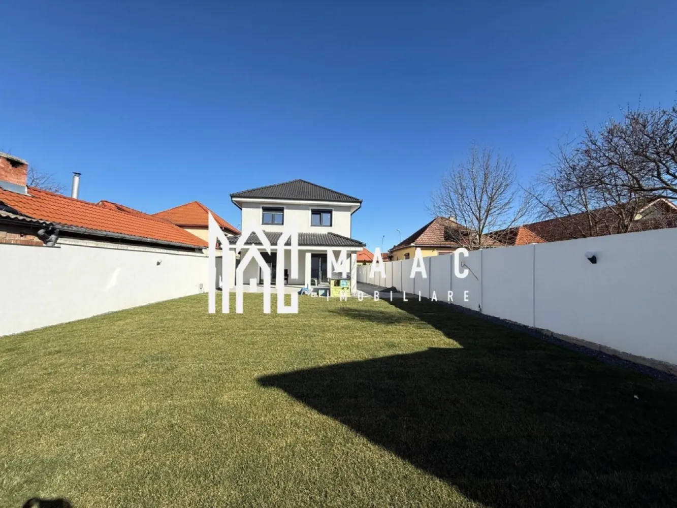 Casa individuala | 4 camere | La cheie | 644 MP | Selimbar - MAAC Imobiliare vă prezintă spre vânzare o casă individuală la stadiul de cheie, cu predare imediată, situată în Șelimbăr, în imediata apropiere a primăriei și a școlii. Caracteristici: Proprietate individuală, ideală pentru familie. Suprafață construită totală de 220 mp. Teren de 644 mp. Suprafață utilă de 145 mp, distribuită pe două niveluri: parter și etaj. Pod pentru depozitare. Predare la stadiul de cheie, disponibilă imediat. Compartimentare parter: Hol de acces prevăzut cu spațiu pentru pantofar și cuier. Living cu acces direct către terasa acoperită. Bucătărie închisă, bine delimitată, cu acces către cămară/cameră tehnică. Baie dedicată zonei de zi. Debara pentru depozitare suplimentară. Terasa acoperită. Etaj: Nivel destinat zonei de noapte, cu posibilitatea amenajării dormitoarelor și a băii în funcție de nevoile familiei, asigurând intimitate și confort. Avantaje locație: Poziționare excelentă, în apropierea instituțiilor publice, școlii și zonelor de interes. Acces rapid către Sibiu și principalele artere rutiere. Pentru mai multe detalii precizati telefonic ca ati vazut anuntul cu ID: CP2952053 }}