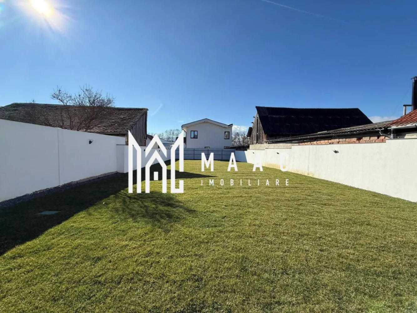 Casa individuala | 4 camere | La cheie | 644 MP | Selimbar - MAAC Imobiliare vă prezintă spre vânzare o casă individuală la stadiul de cheie, cu predare imediată, situată în Șelimbăr, în imediata apropiere a primăriei și a școlii. Caracteristici: Proprietate individuală, ideală pentru familie. Suprafață construită totală de 220 mp. Teren de 644 mp. Suprafață utilă de 145 mp, distribuită pe două niveluri: parter și etaj. Pod pentru depozitare. Predare la stadiul de cheie, disponibilă imediat. Compartimentare parter: Hol de acces prevăzut cu spațiu pentru pantofar și cuier. Living cu acces direct către terasa acoperită. Bucătărie închisă, bine delimitată, cu acces către cămară/cameră tehnică. Baie dedicată zonei de zi. Debara pentru depozitare suplimentară. Terasa acoperită. Etaj: Nivel destinat zonei de noapte, cu posibilitatea amenajării dormitoarelor și a băii în funcție de nevoile familiei, asigurând intimitate și confort. Avantaje locație: Poziționare excelentă, în apropierea instituțiilor publice, școlii și zonelor de interes. Acces rapid către Sibiu și principalele artere rutiere. Pentru mai multe detalii precizati telefonic ca ati vazut anuntul cu ID: CP2952053 }}