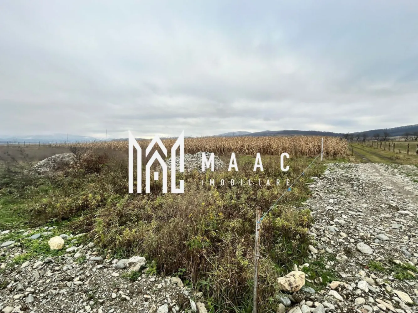 Teren intravilan | 860 mp | Deschidere 16 m | Priveliște montană | Bradu