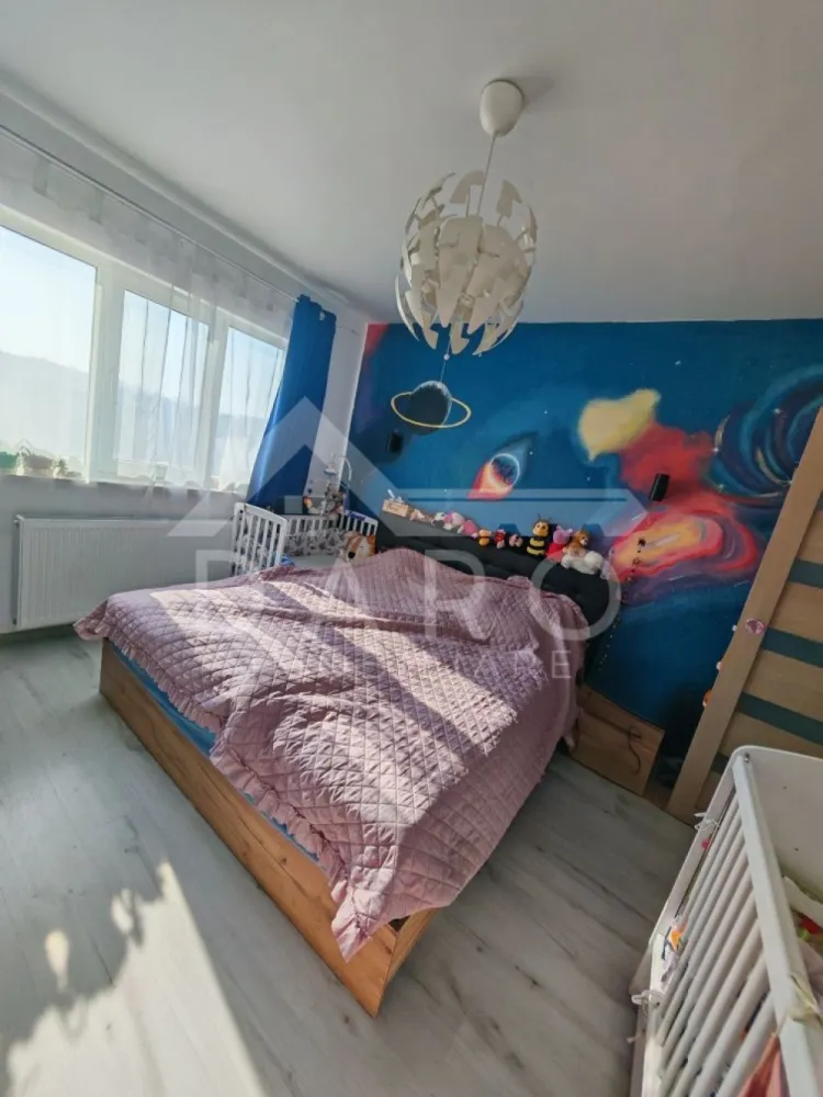 🏡 Apartament 2 camere de vânzare – Dâmbu Pietros - 🏡 Apartament 2 camere de vânzare – Dâmbu Pietros | Bulevardul 1848 | 103.000 € Se oferă spre vânzare apartament decomandat cu 2 camere, situat în Târgu Mureș, cartierul Dâmbu Pietros, pe Bulevardul 1848, deasupra magazinelor Darina / Puiul de Crăiești. Apartamentul are orientare spre partea din spate a blocului (spre Școala nr. 17), oferind liniște și intimitate, ferit de zgomotul traficului. 📐 Suprafață utilă: 58 mp 📍 Etaj 9 din 10 🏢 bloc renovat, lift nou ✔ compartimentare decomandată 💰 Preț: 103.000 € – negociabil ✔ apartament renovat complet în 2021 ✔ posibilitate de achiziție aproape complet mobilat și utilat Compartimentare: ✔ living ✔ dormitor ✔ bucătărie ✔ baie ✔ dressing ✔ balcon închis ✔ hol pătrat (zonă de dining) Dotări: ✔ parchet ✔ gresie și faianță ✔ ușă metalică la intrare ✔ geamuri termopan ✔ instalație electrică schimbată Avantaje locație: 📍 aproape de magazine 📍 stație de autobuz în apropiere 📍 farmacii 📍 grădinițe și școli în zonă 📍 acces rapid către alte zone ale orașului 🤝 Proprietate promovată prin DARO Imobiliare 🏠 Ai nevoie de finanțare pentru achiziție? Prin Kiwi Finance beneficiezi de: ✔ analiză GRATUITĂ a eligibilității ✔ acces la oferte de la peste 12 bănci ✔ negocierea dobânzii în favoarea ta ✔ suport complet până la obținerea creditului 📞 Detalii și vizionări: Coman Maria – DARO Imobiliare & Kiwi Finance 📱 0749 535 729 🔑 DARO Imobiliare – găsim locuința potrivită. 💳 Kiwi Finance – te ajutăm să devii proprietar. }}