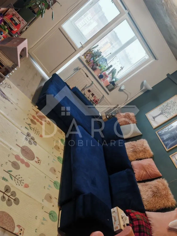 🏡 Apartament 2 camere de vânzare – Dâmbu Pietros - 🏡 Apartament 2 camere de vânzare – Dâmbu Pietros | Bulevardul 1848 | 103.000 € Se oferă spre vânzare apartament decomandat cu 2 camere, situat în Târgu Mureș, cartierul Dâmbu Pietros, pe Bulevardul 1848, deasupra magazinelor Darina / Puiul de Crăiești. Apartamentul are orientare spre partea din spate a blocului (spre Școala nr. 17), oferind liniște și intimitate, ferit de zgomotul traficului. 📐 Suprafață utilă: 58 mp 📍 Etaj 9 din 10 🏢 bloc renovat, lift nou ✔ compartimentare decomandată 💰 Preț: 103.000 € – negociabil ✔ apartament renovat complet în 2021 ✔ posibilitate de achiziție aproape complet mobilat și utilat Compartimentare: ✔ living ✔ dormitor ✔ bucătărie ✔ baie ✔ dressing ✔ balcon închis ✔ hol pătrat (zonă de dining) Dotări: ✔ parchet ✔ gresie și faianță ✔ ușă metalică la intrare ✔ geamuri termopan ✔ instalație electrică schimbată Avantaje locație: 📍 aproape de magazine 📍 stație de autobuz în apropiere 📍 farmacii 📍 grădinițe și școli în zonă 📍 acces rapid către alte zone ale orașului 🤝 Proprietate promovată prin DARO Imobiliare 🏠 Ai nevoie de finanțare pentru achiziție? Prin Kiwi Finance beneficiezi de: ✔ analiză GRATUITĂ a eligibilității ✔ acces la oferte de la peste 12 bănci ✔ negocierea dobânzii în favoarea ta ✔ suport complet până la obținerea creditului 📞 Detalii și vizionări: Coman Maria – DARO Imobiliare & Kiwi Finance 📱 0749 535 729 🔑 DARO Imobiliare – găsim locuința potrivită. 💳 Kiwi Finance – te ajutăm să devii proprietar. }}