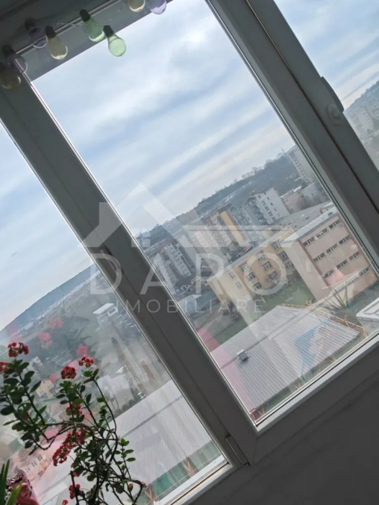 🏡 Apartament 2 camere de vânzare – Dâmbu Pietros - 🏡 Apartament 2 camere de vânzare – Dâmbu Pietros | Bulevardul 1848 | 103.000 € Se oferă spre vânzare apartament decomandat cu 2 camere, situat în Târgu Mureș, cartierul Dâmbu Pietros, pe Bulevardul 1848, deasupra magazinelor Darina / Puiul de Crăiești. Apartamentul are orientare spre partea din spate a blocului (spre Școala nr. 17), oferind liniște și intimitate, ferit de zgomotul traficului. 📐 Suprafață utilă: 58 mp 📍 Etaj 9 din 10 🏢 bloc renovat, lift nou ✔ compartimentare decomandată 💰 Preț: 103.000 € – negociabil ✔ apartament renovat complet în 2021 ✔ posibilitate de achiziție aproape complet mobilat și utilat Compartimentare: ✔ living ✔ dormitor ✔ bucătărie ✔ baie ✔ dressing ✔ balcon închis ✔ hol pătrat (zonă de dining) Dotări: ✔ parchet ✔ gresie și faianță ✔ ușă metalică la intrare ✔ geamuri termopan ✔ instalație electrică schimbată Avantaje locație: 📍 aproape de magazine 📍 stație de autobuz în apropiere 📍 farmacii 📍 grădinițe și școli în zonă 📍 acces rapid către alte zone ale orașului 🤝 Proprietate promovată prin DARO Imobiliare 🏠 Ai nevoie de finanțare pentru achiziție? Prin Kiwi Finance beneficiezi de: ✔ analiză GRATUITĂ a eligibilității ✔ acces la oferte de la peste 12 bănci ✔ negocierea dobânzii în favoarea ta ✔ suport complet până la obținerea creditului 📞 Detalii și vizionări: Coman Maria – DARO Imobiliare & Kiwi Finance 📱 0749 535 729 🔑 DARO Imobiliare – găsim locuința potrivită. 💳 Kiwi Finance – te ajutăm să devii proprietar. }}
