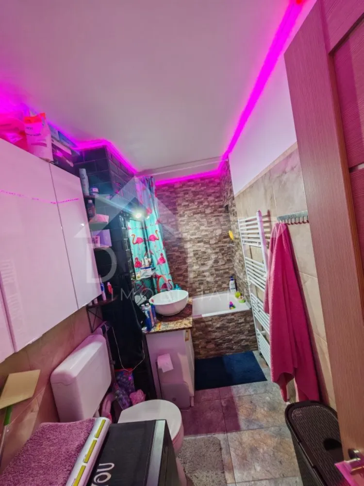 🏡 Apartament 2 camere de vânzare – Dâmbu Pietros - 🏡 Apartament 2 camere de vânzare – Dâmbu Pietros | Bulevardul 1848 | 103.000 € Se oferă spre vânzare apartament decomandat cu 2 camere, situat în Târgu Mureș, cartierul Dâmbu Pietros, pe Bulevardul 1848, deasupra magazinelor Darina / Puiul de Crăiești. Apartamentul are orientare spre partea din spate a blocului (spre Școala nr. 17), oferind liniște și intimitate, ferit de zgomotul traficului. 📐 Suprafață utilă: 58 mp 📍 Etaj 9 din 10 🏢 bloc renovat, lift nou ✔ compartimentare decomandată 💰 Preț: 103.000 € – negociabil ✔ apartament renovat complet în 2021 ✔ posibilitate de achiziție aproape complet mobilat și utilat Compartimentare: ✔ living ✔ dormitor ✔ bucătărie ✔ baie ✔ dressing ✔ balcon închis ✔ hol pătrat (zonă de dining) Dotări: ✔ parchet ✔ gresie și faianță ✔ ușă metalică la intrare ✔ geamuri termopan ✔ instalație electrică schimbată Avantaje locație: 📍 aproape de magazine 📍 stație de autobuz în apropiere 📍 farmacii 📍 grădinițe și școli în zonă 📍 acces rapid către alte zone ale orașului 🤝 Proprietate promovată prin DARO Imobiliare 🏠 Ai nevoie de finanțare pentru achiziție? Prin Kiwi Finance beneficiezi de: ✔ analiză GRATUITĂ a eligibilității ✔ acces la oferte de la peste 12 bănci ✔ negocierea dobânzii în favoarea ta ✔ suport complet până la obținerea creditului 📞 Detalii și vizionări: Coman Maria – DARO Imobiliare & Kiwi Finance 📱 0749 535 729 🔑 DARO Imobiliare – găsim locuința potrivită. 💳 Kiwi Finance – te ajutăm să devii proprietar. }}