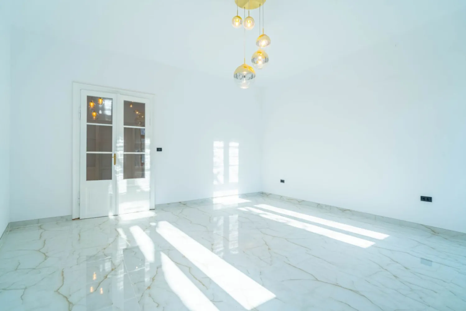 Apartament 2 camere parter înalt, amenajat complet. - Apartament cu 2 camere, situat la parter înalt, pe strada Mihai Eminescu, vis-a-vis de Restaurantul Jelen. Potrivit pentru birou, cabinet, reprezentanță sau investiție, dar și pentru locuință. ✔️ Complet renovat(60 mp utili) ✔️ Încălzire în pardoseală ✔️ Centrală proprie pe curent electric ✔️ Branșat la curent trifazic ✔️ Ferestre PVC cu geam tripan ✔️ Foarte luminos ✔️ Curte comună spațioasă Zonă accesibilă, ușor de ajuns, ideală pentru activități cu publicul. 📞 Andrei Caracioni telefon 0757 662 907 Nu dispui de toată suma? Te ajutăm noi gratuit! Îți obținem oferte de la 16 bănci. Birou: ACASĂ | Agenție imobiliară Arad Bulevardul Decebal 2, Arad 310133 Cod proprietate: CP2875528 }}