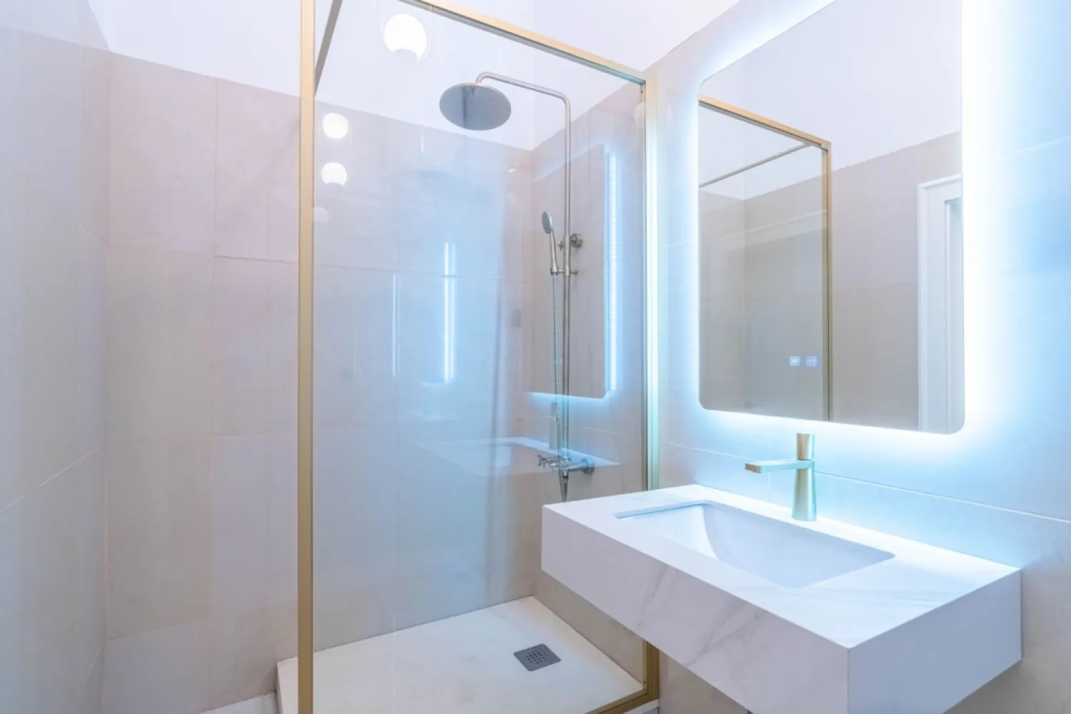 Apartament 2 camere parter înalt, amenajat complet.