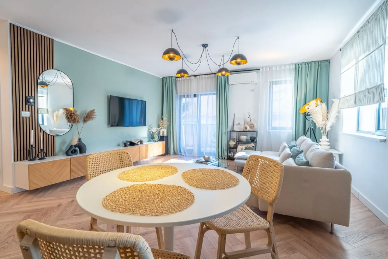 Apartament amenajat complet, ideal pentru familie sau investiție. - APARTAMENT 2 CAMERE | ZONĂ ULTRACENTRALĂ ARAD Strada Cozia, în imediata apropiere a Teatrului Ioan Slavici, Piata Avram Iancu. Un apartament într-un bloc nou, amenajat impecabil, gândit pentru cei care vor calitate, poziție și valoare pe termen lung. • 2 camere, compartimentare practică • Etaj 2 din 4, cu ascensor • Bloc nou, construit după standarde actuale • Amenajat premium, cu atenție maximă la detalii • Zonă excelentă – aproape de școli și Bulevardul Revoluției • Ideal atât pentru locuire, cât și pentru închiriere imediată Perfect pentru o familie tânără cu pretenții, aflată la început de drum, sau pentru un investitor care caută o proprietate sigură, ușor de închiriat în regim hotelier sau pe termen lung, într-una dintre cele mai accesibile zone din Arad. Sună acum pentru detalii și programarea unei vizionări. 📞 Andrei Caracioni 0757 662 907 🔹 Proprietatea este scoasă pentru prima dată la vânzare pe piață 🔹 Comision 0% pentru cumpărător. Cod proprietate: CP2862056 }}