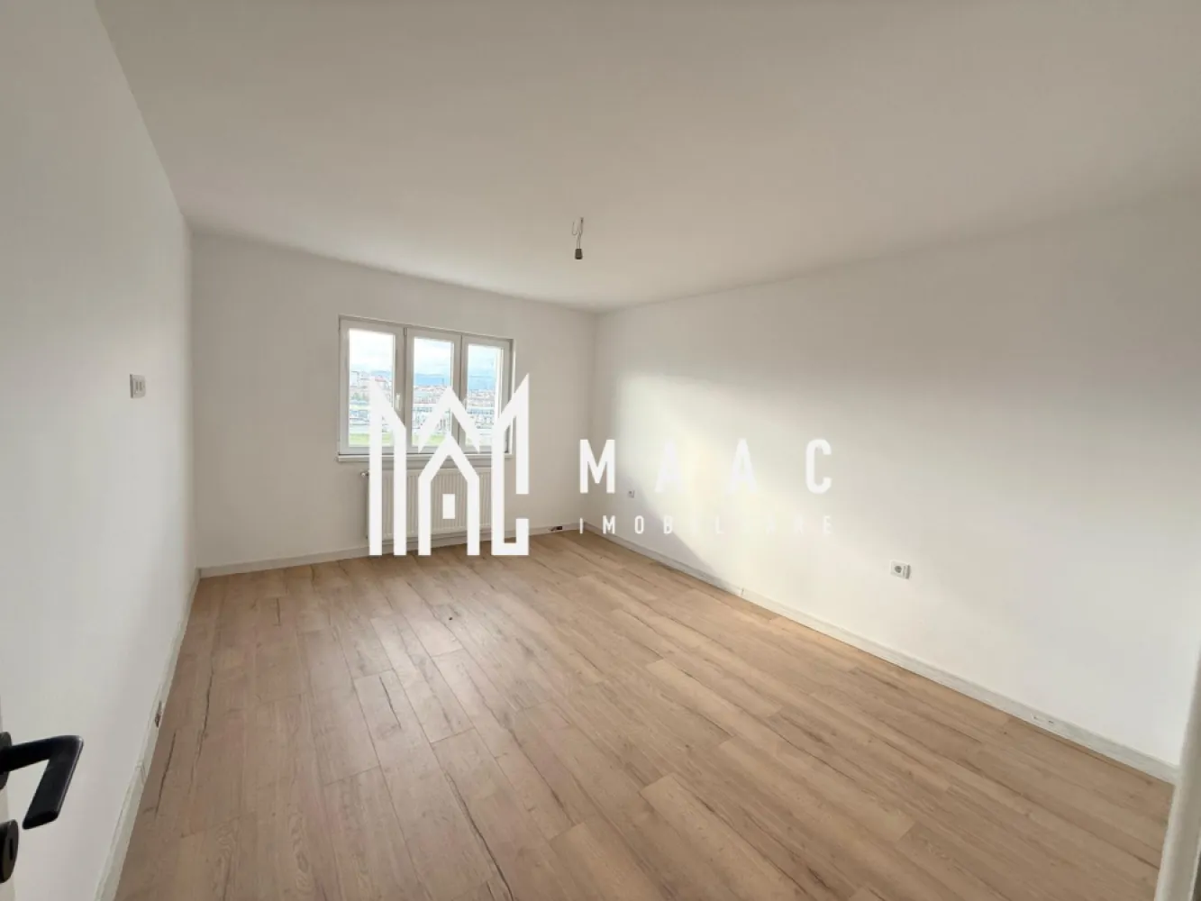 Apartament 2 Camere | 42 mp | Finisat Modern | Lazaret - MAAC Imobiliare va propune spre vânzare un apartament modern de 2 camere, situat într-un bloc nou, finalizat în 2024, poziționat în una dintre cele mai căutate zone ale orașului – Lazaret. Proprietatea se află la etajul 3 și este ideală atât ca locuință personală, cât și ca investiție. Caracteristici: -Suprafață utilă: 42 mp -Compartimentare: 2 camere -Primul proprietar – apartament nelocuit -Finisaje moderne: -Parchet în camere -Gresie tip marmură în hol și bucătărie -Baie complet amenajată cu walk-in shower - Tâmplărie PVC cu geam termopan - Incălzire: centrală proprie -Bloc nou, izolat, cu spații comune moderne Avantaje: -Zonă liniștită, cu acces rapid către centrul orașului -Aproape de magazine, stații de transport, școli și facilități Pentru mai multe detalii sau pentru a programa o vizionare, te rugăm să ne contactezi, specificând ID: CP2835534 }}