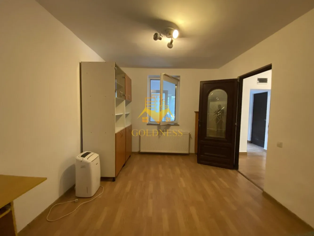 2 camere, Zona Centrala, Parcare, Zona Bosch, 65mp, Somesului - Va prezentam spre vanzare un apartament cu 2 camere la casa, localizat in Cluj-Napoca, zona centrala, in proximitatea Bosch Engineering Center.

Imobilul este amplasat intr-una dintre cele mai cautate zone ale orasului, oferind acces rapid catre centrul istoric, centre de business, universitati si principalele puncte de interes. Datorita pozitionarii excelente si potentialului de dezvoltare, proprietatea reprezinta o oportunitate rara de investitie pe piata imobiliara din Cluj-Napoca.

In imediata apropiere regasim:

Bosch Engineering Center;
centrul istoric al orasului;
statii de transport in comun, restaurante, cafenele si institutii publice;

Locatia este ideala atat pentru locuire, cat si pentru investitie, avand o cerere constanta pentru inchiriere.

Apartamentul detine o suprafata utila de 64,5 mp si este situat intr-un imobil cu doar 15 apartamente, beneficiind de o curte comuna generoasa de aproximativ 767 mp, cu o lungime de aproximativ 88 m.

Dispune de orientare estica, iar compartimentarea este decomandata, fiind organizat astfel:
-living;
-dormitor;
-bucatarie;
-baie;
-hol;

Un avantaj major al proprietatii il reprezinta podul aferent, care poate fi mansardat, oferind posibilitatea extinderii suprafetei locuibile cu aproximativ 40-45 mp. Aceasta caracteristica poate creste semnificativ valoarea proprietatii si potentialul investitional pe termen lung.

Un alt beneficiu rar intalnit in zona centrala este posibilitatea de a parca chiar in fata apartamentului, in curtea interioara a imobilului.

Proprietatea este potrivita pentru:
-inchiriere pe termen lung;
-inchiriere in regim hotelier (acolo unde legislatia si regulamentul imobilului permit acest lucru);
-locuinta pentru studenti, medici, specialisti IT sau angajati ai companiilor din zona;
-birou sau cabinet.

Apartamentul reprezinta o investitie cu potential ridicat de apreciere, intr-o zona unde proprietatile cu astfel de caracteristici apar foarte rar pe piata.
Apartamentul este liber de sarcini, iar ca modalitate de plata se accepta atat plata integrala, cat si achizitia prin credit ipotecar.

Pentru mai multe detalii si programarea unei vizionari, nu ezitati sa ne contactati.
Pentru intermediere se percepe un comision de 2% din prețul tranzactionarii!