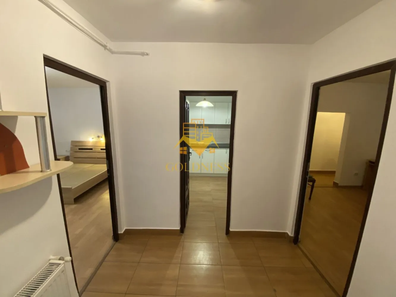 2 camere, Zona Centrala, Parcare, Zona Bosch, 65mp, Somesului - Va prezentam spre vanzare un apartament cu 2 camere la casa, localizat in Cluj-Napoca, zona centrala, in proximitatea Bosch Engineering Center.

Imobilul este amplasat intr-una dintre cele mai cautate zone ale orasului, oferind acces rapid catre centrul istoric, centre de business, universitati si principalele puncte de interes. Datorita pozitionarii excelente si potentialului de dezvoltare, proprietatea reprezinta o oportunitate rara de investitie pe piata imobiliara din Cluj-Napoca.

In imediata apropiere regasim:

Bosch Engineering Center;
centrul istoric al orasului;
statii de transport in comun, restaurante, cafenele si institutii publice;

Locatia este ideala atat pentru locuire, cat si pentru investitie, avand o cerere constanta pentru inchiriere.

Apartamentul detine o suprafata utila de 64,5 mp si este situat intr-un imobil cu doar 15 apartamente, beneficiind de o curte comuna generoasa de aproximativ 767 mp, cu o lungime de aproximativ 88 m.

Dispune de orientare estica, iar compartimentarea este decomandata, fiind organizat astfel:
-living;
-dormitor;
-bucatarie;
-baie;
-hol;

Un avantaj major al proprietatii il reprezinta podul aferent, care poate fi mansardat, oferind posibilitatea extinderii suprafetei locuibile cu aproximativ 40-45 mp. Aceasta caracteristica poate creste semnificativ valoarea proprietatii si potentialul investitional pe termen lung.

Un alt beneficiu rar intalnit in zona centrala este posibilitatea de a parca chiar in fata apartamentului, in curtea interioara a imobilului.

Proprietatea este potrivita pentru:
-inchiriere pe termen lung;
-inchiriere in regim hotelier (acolo unde legislatia si regulamentul imobilului permit acest lucru);
-locuinta pentru studenti, medici, specialisti IT sau angajati ai companiilor din zona;
-birou sau cabinet.

Apartamentul reprezinta o investitie cu potential ridicat de apreciere, intr-o zona unde proprietatile cu astfel de caracteristici apar foarte rar pe piata.
Apartamentul este liber de sarcini, iar ca modalitate de plata se accepta atat plata integrala, cat si achizitia prin credit ipotecar.

Pentru mai multe detalii si programarea unei vizionari, nu ezitati sa ne contactati.
Pentru intermediere se percepe un comision de 2% din prețul tranzactionarii!
