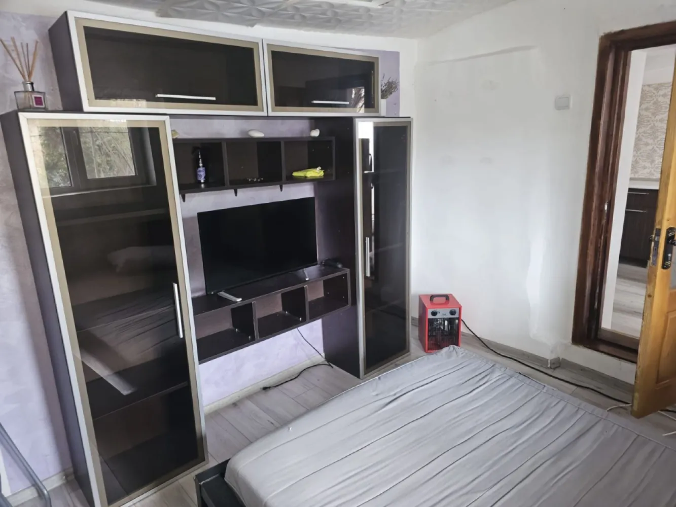 Casa 35 mp cu curte 300 mp, Micro 17 – Str. Oltului, 250 euro lunar - Va propunem spre inchiriere o casa situata in zona Micro 17 – Str. Oltului, langa Penny, intr-o locatie accesibila si bine conectata la punctele de interes din oras. Locuinta este formata din bucatarie, camera si baie, avand o suprafata totala de 35 mp. Proprietatea beneficiaza de curte proprie in suprafata de aproximativ 300 mp, oferind intimitate si spatiu generos pentru relaxare. In curte exista loc de parcare pentru 2 masini. Casa se inchiriaza mobilata complet si este dotata cu: TV Plita Frigider Boiler pentru apa calda Imobilul nu dispune de sursa de incalzire. Totusi, pe timp de iarna, solutia pentru incalzire poate fi pe sistem electric. Pret chirie: 1.200 lei/luna Garantie: 1.200 lei La semnarea contractului de inchiriere se percepe comision de intermediere in valoare de 150 euro. Pentru detalii suplimentare si programari la vizionare: Liliana Ene – Consilier imobiliar Mag Invest Telefon: 0746.252.252 }}