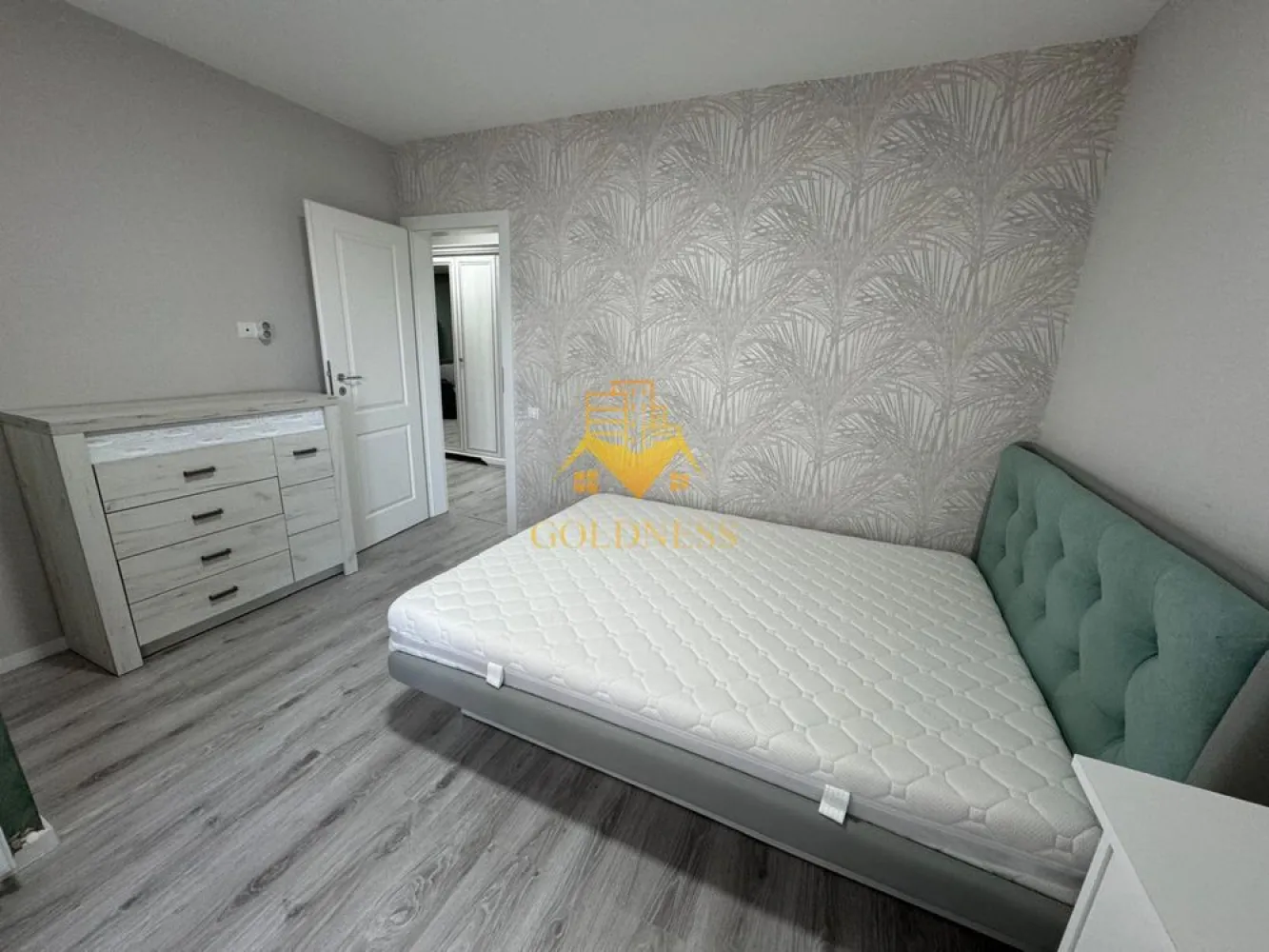 Apartament 2 camere Marasti bloc nou etajul 1! Zona 1 Mai ! - Va prezentam spre vanzare un apartament cu 2 camere, localizat in Cluj-Napoca, cartierul Iris, in cadrul complexului rezidential Nordum Residence, zona strazii Cosasilor.

Imobilul este amplasat intr-un ansamblu rezidential modern, apreciat pentru accesul facil catre principalele puncte de interes ale orasului si pentru atmosfera linistita, ideala pentru locuire.

In imediata apropiere regasim:

statii de transport in comun;
magazine si supermarketuri;
parcuri si zone de recreere;

Locatia ofera acces rapid catre centrul orasului, zone comerciale si principalele artere de circulatie, fiind potrivita atat pentru locuit, cat si pentru investitie.

Apartamentul detine o suprafata utila de 52 mp si este situat la etajul 1, intr-un imobil nou, dotat cu facilitati moderne.

Compartimentarea este semidecomandata, fiind organizata astfel:

-living spatios si luminos;
-bucatarie complet mobilata si utilata;
-dormitor;
-baie;
-hol;

Finisajele sunt moderne, iar apartamentul se vinde conform fotografiilor, complet mobilat si utilat.

Bucataria este echipata cu electrocasnice incorporabile, inclusiv:
masina de spalat vase;
cuptor electric;
plita;

Dormitorul beneficiaza de lumina naturala din abundenta si este amenajat intr-un stil modern, cu influente scandinave, oferind o atmosfera calda si primitoare.

Baia este finisata cu materiale de calitate si este dotata cu cabina de dus, lavoar si obiecte sanitare moderne.

Confortul termic este asigurat de sistemul propriu al apartamentului, oferind eficienta energetica si costuri reduse de intretinere.

Optional, se poate achizitiona un loc de parcare la pretul de 15.000 euro.

Datorita amplasarii intr-un complex rezidential modern, a finisajelor de calitate si a accesului facil catre toate facilitatile urbane, proprietatea reprezinta o alegere excelenta atat pentru locuinta proprie, cat si pentru investitie.

Pentru mai multe detalii si programarea unei vizionari, nu ezitati sa ne contactati.