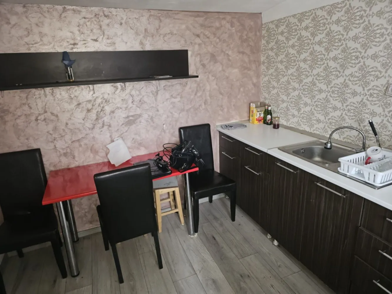 Casa 35 mp cu curte 300 mp, Micro 17 – Str. Oltului, 250 euro lunar - Va propunem spre inchiriere o casa situata in zona Micro 17 – Str. Oltului, langa Penny, intr-o locatie accesibila si bine conectata la punctele de interes din oras. Locuinta este formata din bucatarie, camera si baie, avand o suprafata totala de 35 mp. Proprietatea beneficiaza de curte proprie in suprafata de aproximativ 300 mp, oferind intimitate si spatiu generos pentru relaxare. In curte exista loc de parcare pentru 2 masini. Casa se inchiriaza mobilata complet si este dotata cu: TV Plita Frigider Boiler pentru apa calda Imobilul nu dispune de sursa de incalzire. Totusi, pe timp de iarna, solutia pentru incalzire poate fi pe sistem electric. Pret chirie: 1.200 lei/luna Garantie: 1.200 lei La semnarea contractului de inchiriere se percepe comision de intermediere in valoare de 150 euro. Pentru detalii suplimentare si programari la vizionare: Liliana Ene – Consilier imobiliar Mag Invest Telefon: 0746.252.252 }}
