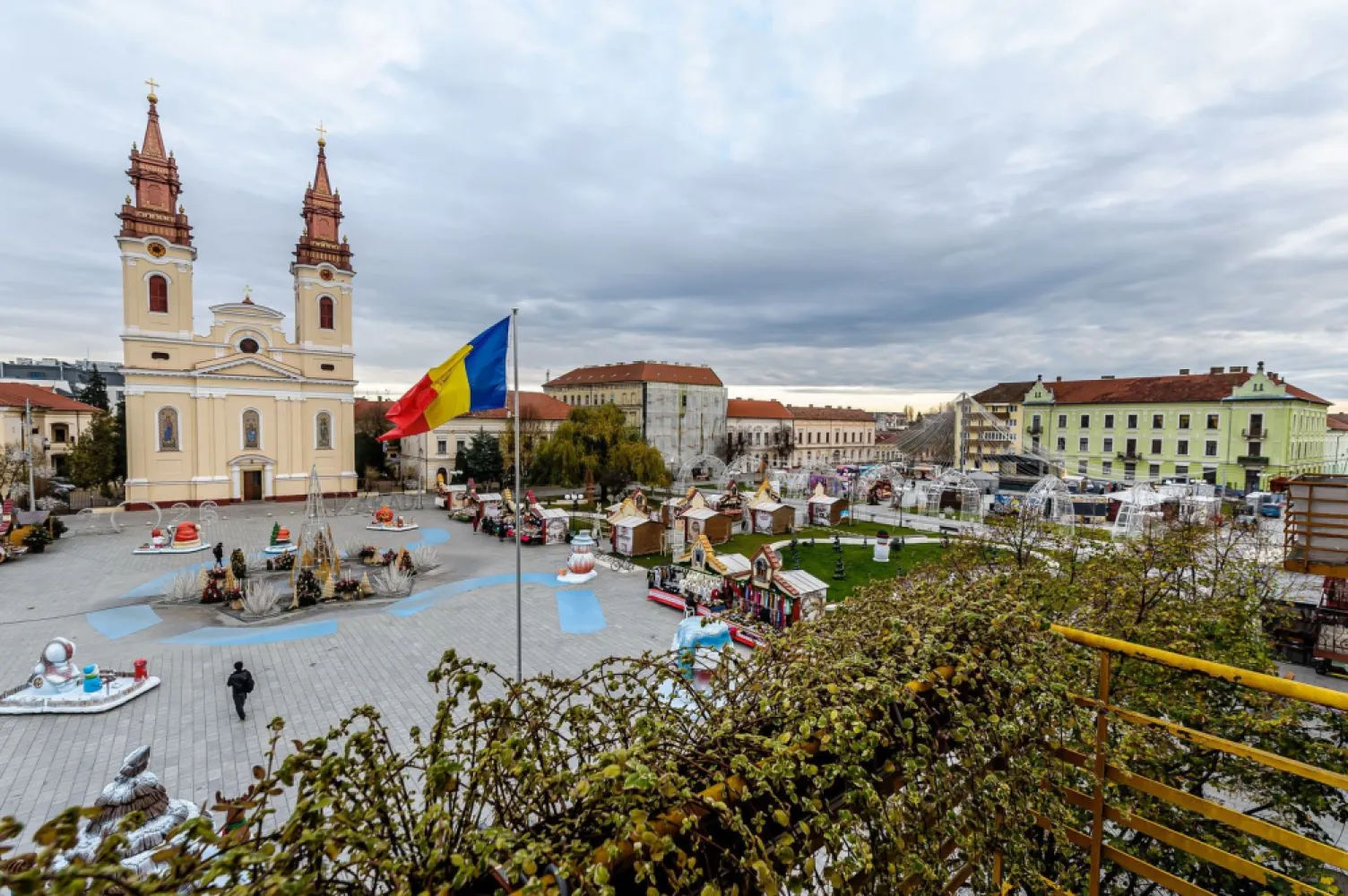 Apartament în Piața Catedralei, 93 mp utili. - Vă propun spre vânzare un apartament ultracentral, situat la etajul 2, cu o priveliște superbă către Piața Catedralei și zona pietonală – locul unde se desfășoară cele mai frumoase evenimente din Arad: târguri de Crăciun, festivaluri și activități culturale pe tot parcursul anului. Cu o suprafață utilă de 93 mp, la care se adaugă o boxă de 20 mp la subsol, apartamentul oferă spațiu generos și flexibilitate în organizare. Poate fi recompartimentat pentru a crea dormitoare suplimentare sau pentru a optimiza bucătăria și băile în funcție de nevoi. Balconul panoramic completează perfect locuința, oferind o priveliște spectaculoasă asupra centrului orașului – un loc ideal pentru relaxare, pentru cafeaua de dimineață sau pentru serile liniștite. Apartamentul este potrivit pentru o familie cu copii, dar și pentru cei care își doresc să fie în mijlocul orașului, cu acces rapid la restaurante, școli, parcuri, birouri și principalele puncte de interes. Locație ultracentrală – vedere spre Piața Catedralei 2 camere mari, spațioase 93 mp suprafață utilă Boxă generoasă de 20 mp la subsol Balcon panoramic Posibilitate de recompartimentare Etaj 2 într-o zonă pietonală vibrantă Pentru detalii și vizionare: Andrei Caracioni telefon 0757662907 Nu dispui de toată suma? Te ajutăm noi gratuit! Îți obținem oferte de la 16 bănci. Ai o proprietate de vânzare în Arad și vrei să știi cât valorează cu adevărat? Sună-mă pentru o evaluare gratuită, fără obligații. Birou: ACASĂ | Agenție imobiliară Arad Bulevardul Decebal 2, Arad 310133 Cod proprietate: CP2819972 }}